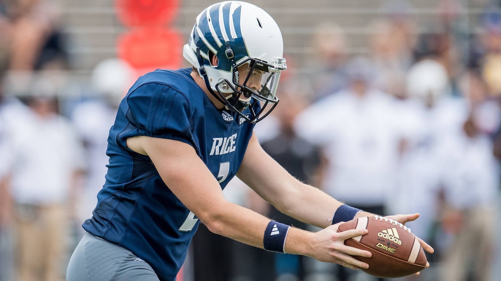 
                <strong>Punter: Jack Fox (Rice)</strong><br>
                Ähnlich sieht es bei Jack Rice aus: Auch er kann Field Goals und Kickoffs schießen, hat sein Fokus aber auf die Punts gelegt. In der vergangenen Saison kam er auf einen Punting-Schnitt von 45,5 Yards. Der längste Punt seiner College-Laufbahn betrug 76 Yards. Er hat eine gute Schuss-Technik, muss allerdings noch an einer längeren Flugzeit des Balles arbeiten. Nicht unwichtig für seine Position: Er ist ein schneller Läufer und kann ordentlich tackeln. Spätestens in der 7. Runde sollte das eine oder andere NFL-Team über ihn nachdenken.    
              