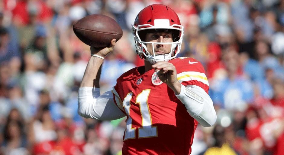 
                <strong>Alex Smith (Kansas City Chiefs)</strong><br>
                Alex Smith, Quarterback der Kansas City Chiefs hat eine klare Botschaft an Donald Trump: "Ich finde das sehr alarmierend. Das ist der selbe Typ, der gewalttätige Neo-Nazis nicht verurteilen konnte, und nun verurteilt er Jungs, die während der Hymne aufs Knie gehen. Ich denke, es gibt größere Probleme, über die er besorgt sein sollte", so Smith.
              