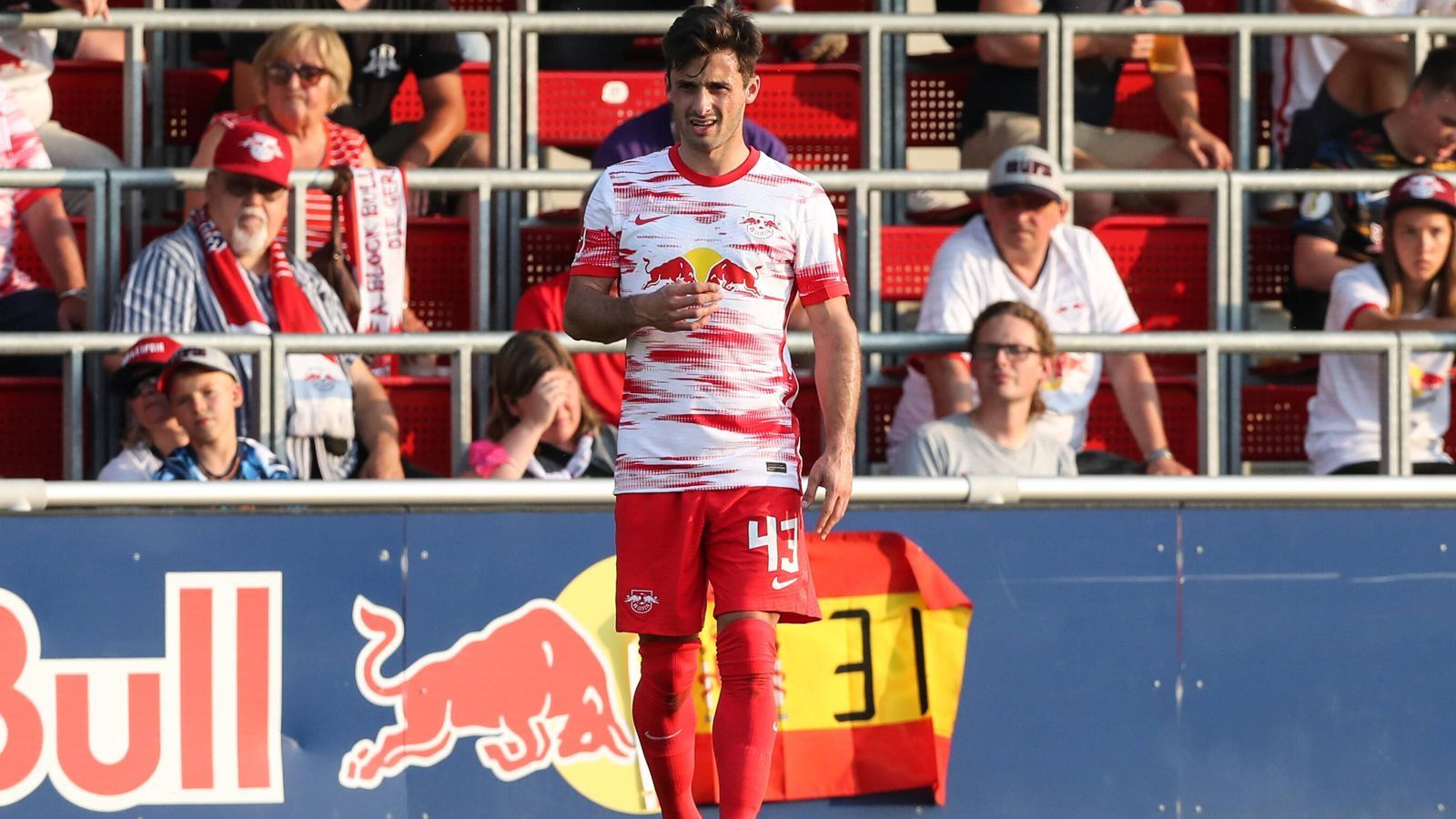 
                <strong>Marcelo Saracchi (RB Leipzig)</strong><br>
                Bei den Champions-League-Teilnehmern aus der Bundesliga gibt es ebenfalls den ein oder anderen Profi, der von seinem Klub eben nicht für die Königsklasse gemeldet wurde. Einer von ihnen ist Leipzigs Außenverteidiger Marcelo Saracchi. Der 23-jährige Uruguayer, der zuletzt an Galatasaray Istanbul verliehen war und nun nach seiner Rückkehr zu den Sachsen dort durchstarten wollte, zog sich in der Vorbereitung einen Kreuzbandriss zu und wird damit frühestens wieder Anfang 2022 einsatzfähig sein. 
              