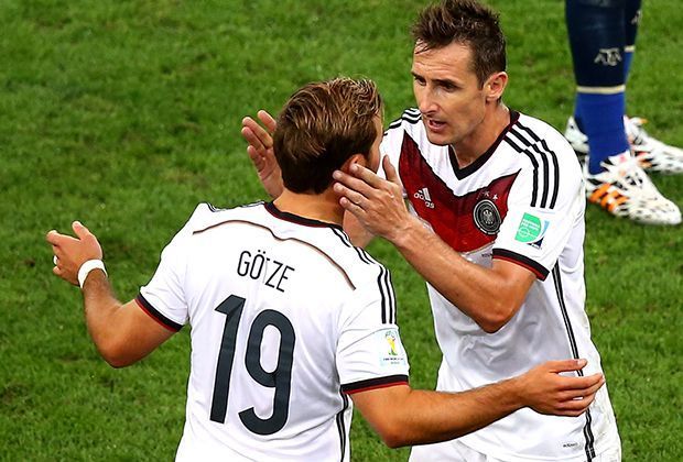 
                <strong>2014: Weltmeisterschaft</strong><br>
                Klose machte zwölf Jahre nach seinem ersten WM-Endspiel im Finale Platz für Siegtorschütze Mario Götze. In Brasilien schoss sich der 36-Jährige mit zwei Treffern zum erfolgreichsten WM-Torschützen (16) aller Zeiten, überholte Gerd Müller als Rekord-Torjäger der DFB-Elf (71).
              