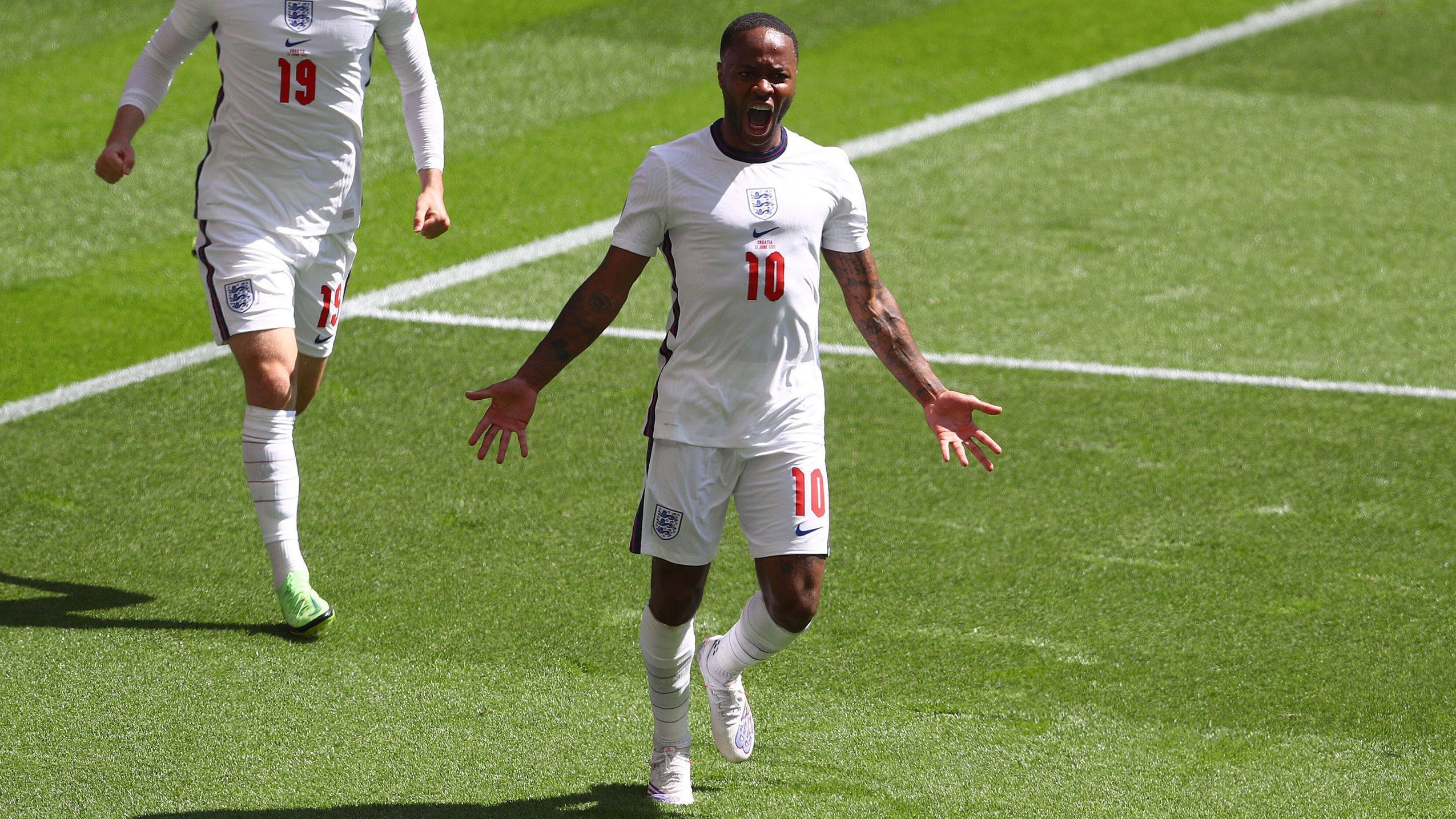 
                <strong>Raheem Sterling (England)</strong><br>
                In der starken Anfangsphase der Engländer wohl der auffälligste Akteur der "Three Lions", in viele gute Aktionen eingebunden, mit guten Ideen und präzisen Pässen. Bleibt auch danach immer wieder Anspielstation und dabei auch gefährlich. Legt dann zwar eine kreative Pause ein, ist dafür aber in der 57. Minute beim 1:0 nach feiner Vorlage von Phillips zur Stelle. ran-Note: 2
              