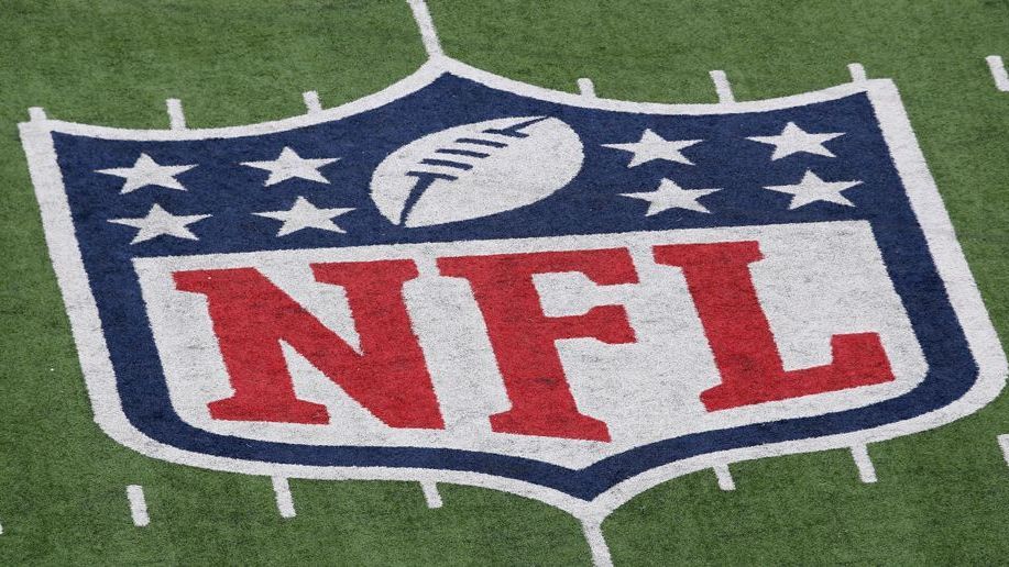 <strong>1994: 34,6 Millionen US-Dollar</strong><br>
                Eingeführt wurde der Salary Cap zur Saison 1994. Damals betrug die Summe, die jeder NFL-Franchise für Spielergehälter maximal zur Verfügung stand, 34,6 Millionen US-Dollar. Seitdem stieg der Salary Cap von Saison zu Saison fast durchgehend an. <em><strong>ran</strong></em> zeigt die jährlichen Gehaltsobergrenzen der NFL von 1994 bis 2025.
