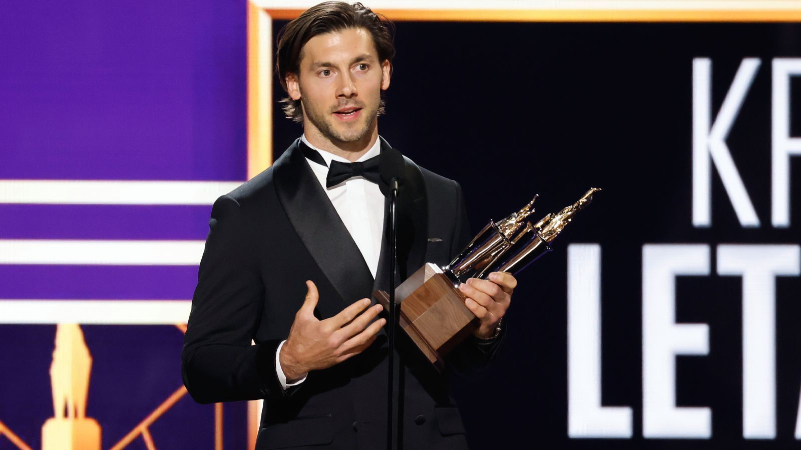 
                <strong>Bill Masterton Memorial Trophy (Ausdauer, Fairness und Hingabe für Eishockey)</strong><br>
                &#x2022; Kris Letang<br>&#x2022; Team: Pittsburgh Penguins<br>
              