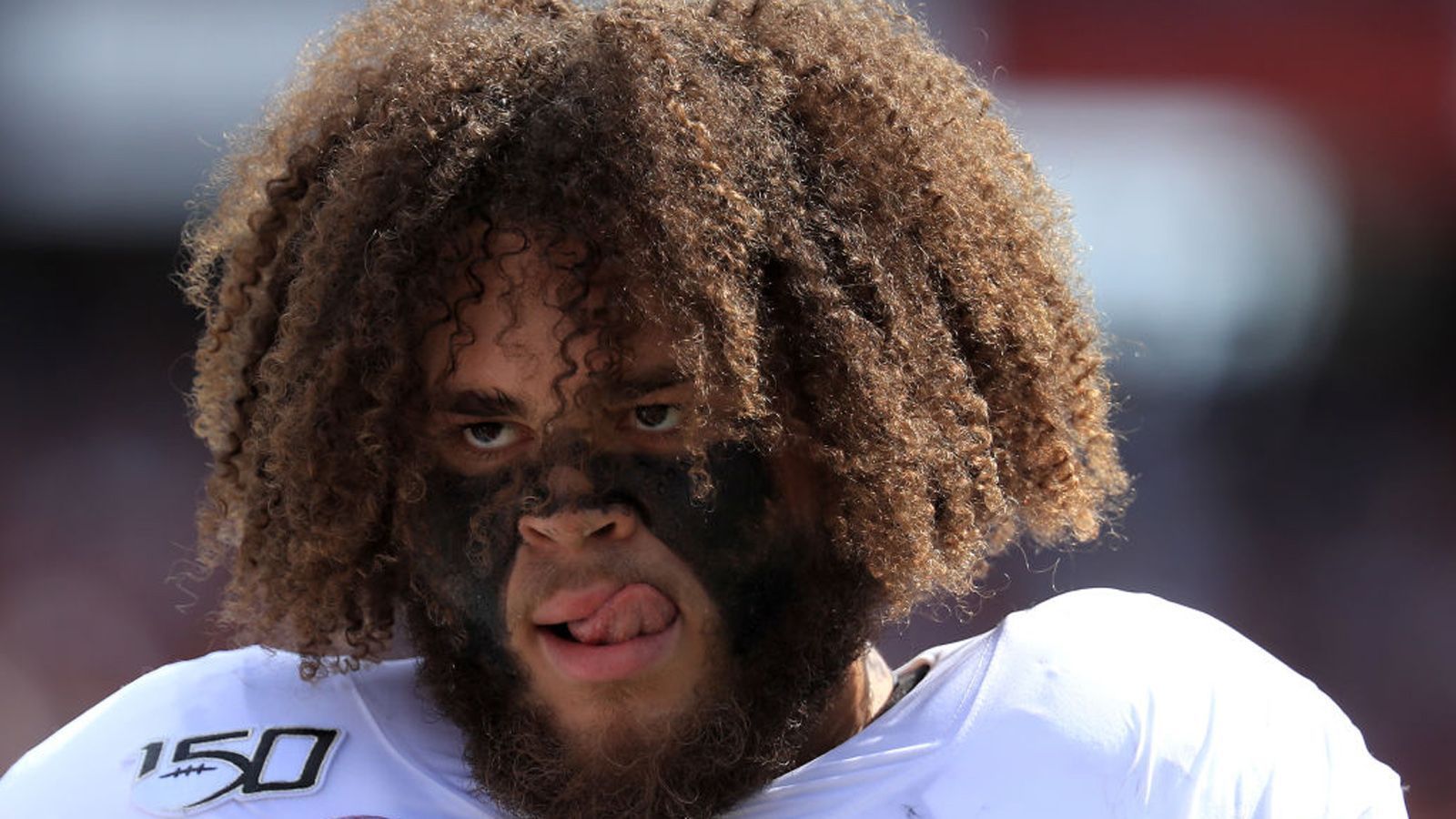 
                <strong>Jedrick Wills (Offensive Tackle, Alabama) </strong><br>
                Jedrick Wills zählt ebenfalls zu den vielversprechendsten Offensive Linern im Draft 2020. Seine große Stärke: die Athletik. Auf seinem Draft-Profil von "nfl.com" heißt es unter anderem: "Er hat die Schnelligkeit eines Basketballspielers und die schnellen Hände eines Boxers." Eine beachtliche Beschreibung für jemanden, der bei 1,96 Meter Körpergröße immerhin 145 Kilogramm auf die Waage bringt. Der 20-Jährige wurde vergangene Saison in das "First Team All-SEC" gewählt. Er ist vielseitig, hat sehr viel Kraft und ein gutes Gleichgewicht, muss aber noch einen besseren Instinkt für gegnerische Blitze entwickeln.
              