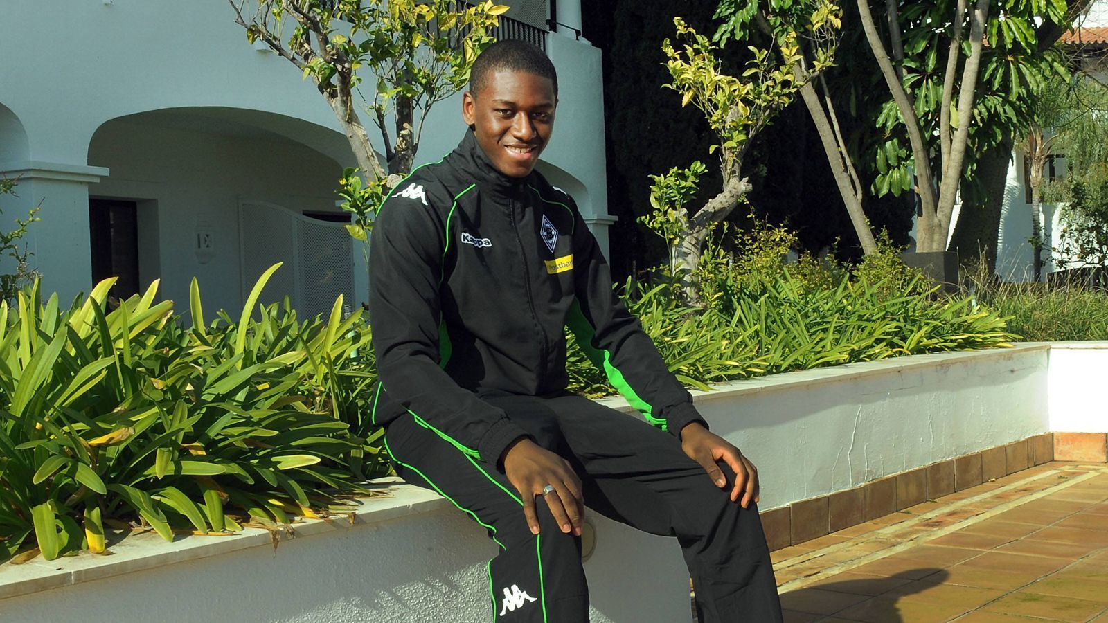 
                <strong>1.343 Fehltage - Mamadou Doucoure der größte Pechvogel der Bundesliga</strong><br>
                Er ist nach seiner ersten Verletzung ein halbes Jahr bei der Borussia, als er sich Anfang Januar 2017 erneut einen Muskelbündelriss zuzieht – 329 Tage Pause. Zu dem Zeitpunkt hatte er seit seiner Verletzung von Anfang Juni 2016 bereits 213 Tage aussetzen müssen, 188 davon nach seinem Wechsel nach Gladbach. Er geht also quasi von der Reha in die Reha.
              