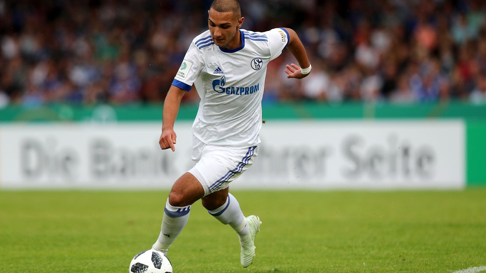 
                <strong>Ahmed Kutucu (FC Schalke 04)</strong><br>
                Die Schalker Profis stecken zwar derzeit im Form-Tief, dafür macht jedoch ein Nachwuchs-Juwel auf sich aufmerksam. Stürmer Ahmed Kutucu knipste in elf Spielen bereits elf Mal für die U19. Zur Belohnung feierte er sein Debüt in der Bundesliga und traf gegen Stuttgart auch prompt zum ersten Mal.
              