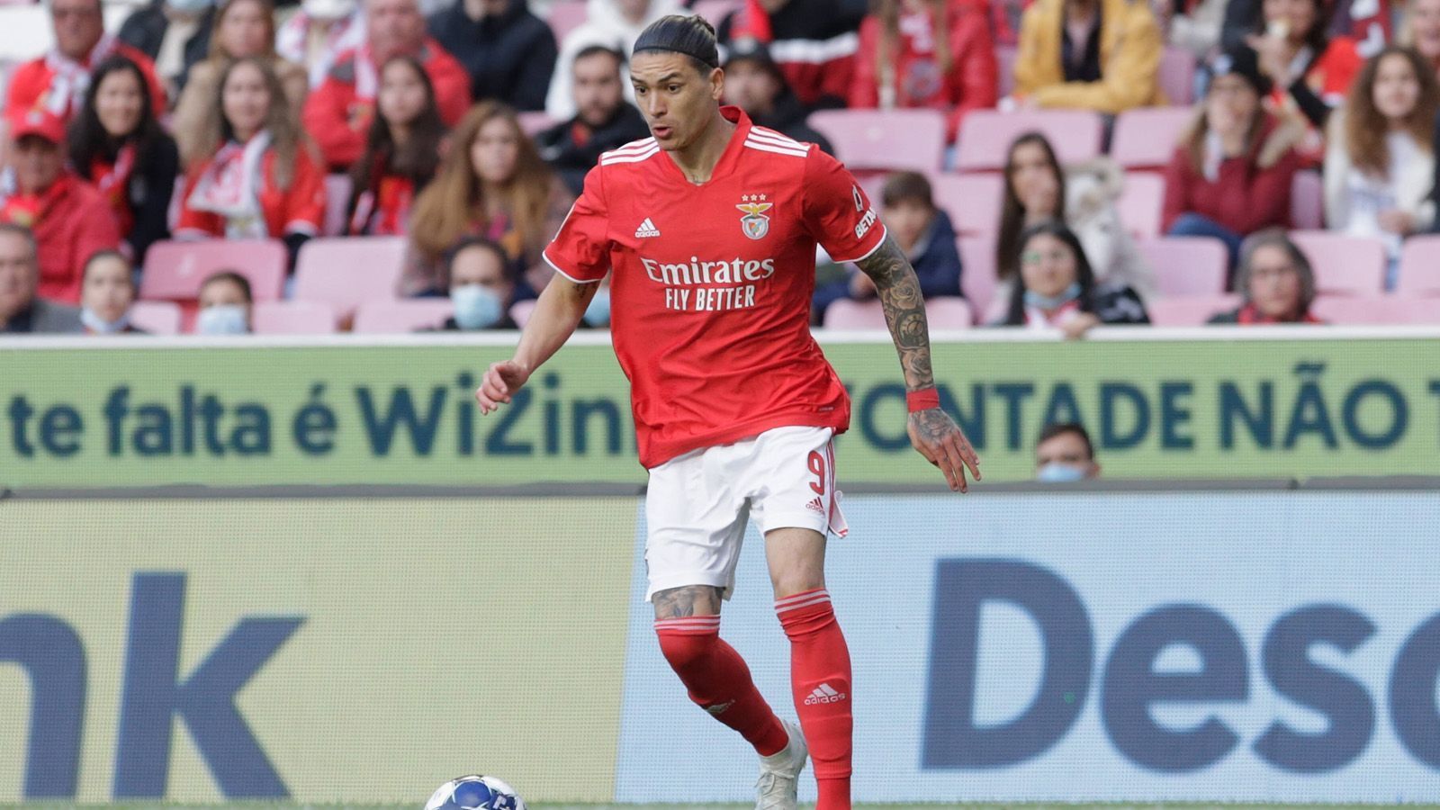 
                <strong>Darwin Nunez (Benfica Lissabon)</strong><br>
                Mit einer Ausstiegsklausel von 150 Millionen Euro ist Darwin Nunez von Benfica Lissabon eigentlich außer Reichweite für Borussia Dortmund. "Sport1" berichtet allerdings, dass die Portugiesen ihren Stürmer schon für 60 Millionen ziehen lassen wollen. Der 22-Jährige soll auch vom FC Bayern umworben werden, die rein aus finanziellen Gründen wohl die besseren Karten haben dürften. 
              