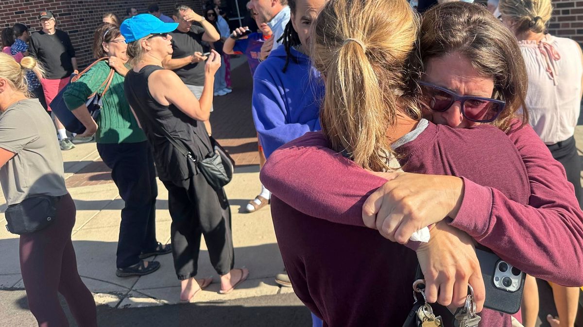 27. August 2025, USA, Minneapolis: Eltern vor der katholischen Schule, an der es zu einem Schusswaffenvorfall kam 