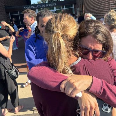 27. August 2025, USA, Minneapolis: Eltern vor der katholischen Schule, an der es zu einem Schusswaffenvorfall kam 