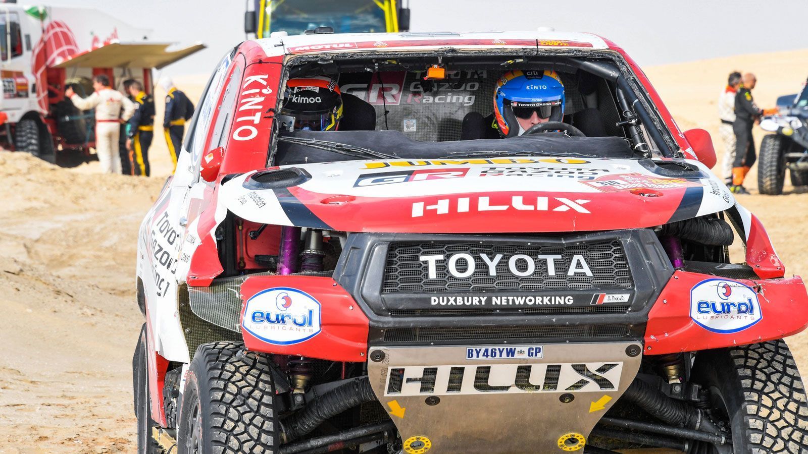 
                <strong>Start bei der Rally Dakar</strong><br>
                Im Oktober 2019 verkündete der Spanier dann seinen Wechsel von der Rennstrecke in die Wüste: Mit Toyota nahm Alonso Anfang 2020 an der berüchtigten Rally Dakar teil und konnte auch hier sein Können unter Beweis stellen. Mit Beifahrer Marc Coma beendete Alonso die Rally auf Platz 13 der Automobilwertung, zudem belegte er auf acht der zwölf Etappen einen Top-10-Platz. Auf der achten Etappe gelang dem zweifachen Formel-1-Weltmeister mit dem zweiten Rang gar der Sprung auf das Podest.
              