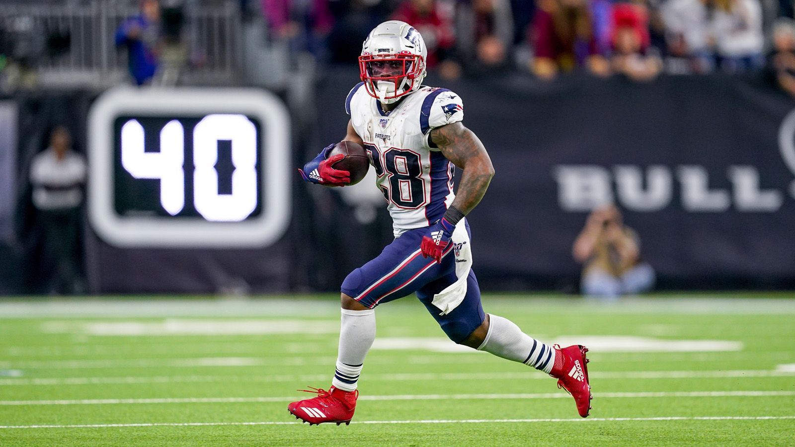 
                <strong>Running Back: James White</strong><br>
                Trotz der Niederlage seiner New England Patriots bei den Houston Texans konnte James White herausstechen. Der Running Back erlief beim Gastspiel in Texas 79 Yards. Dennoch ist die Leistung kein Trost für den 27-Jährigen. Die drei Touchdown-Würfe von Teamkollege Tom Brady langten nicht. Die Mannschaft von Bill Belichek verlor mit 22:28.Gesamtpunktzahl: 28
              