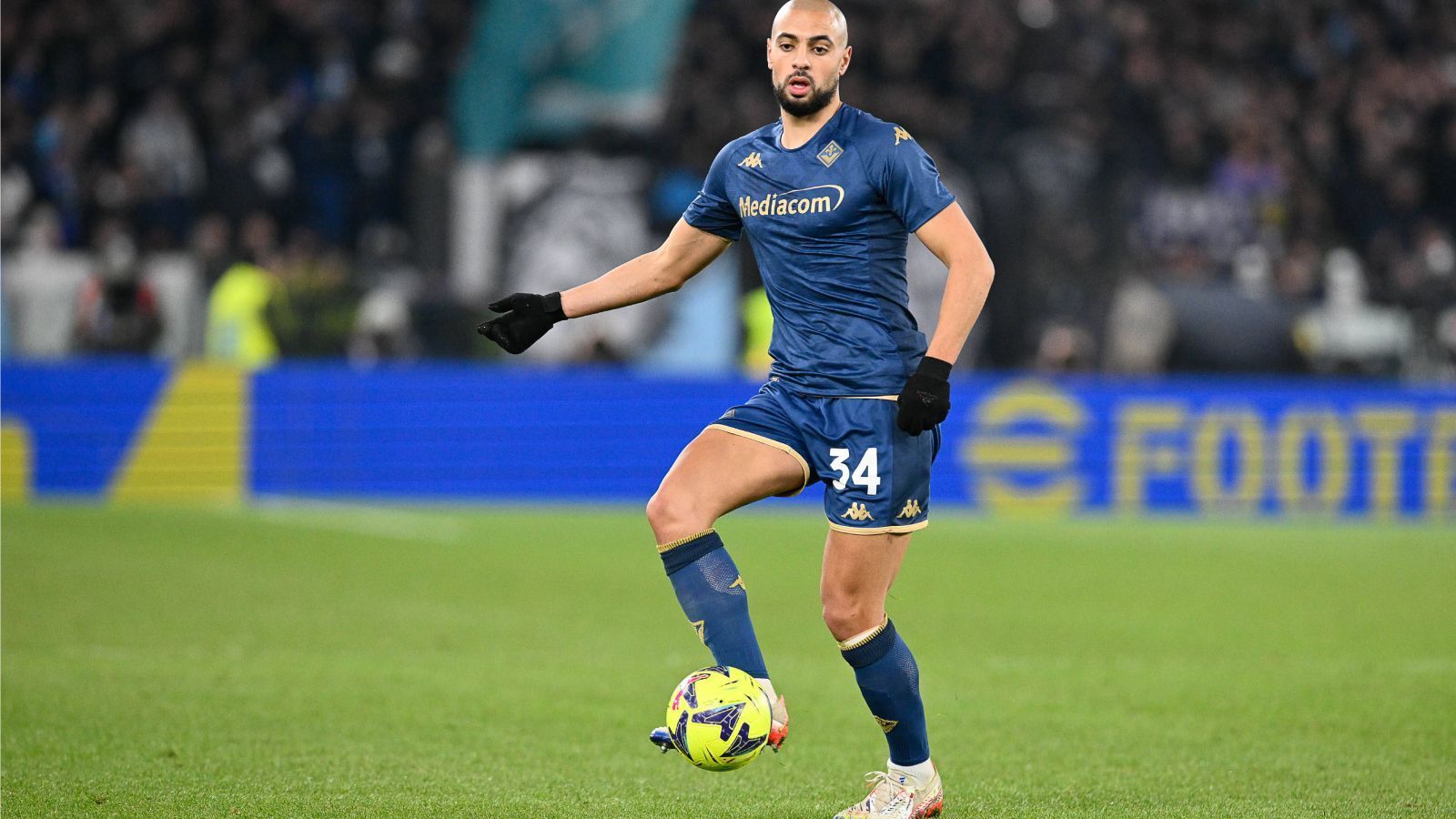 
                <strong>Sofyan Amrabat (FC Barcelona)</strong><br>
                Sofyan Amrabat war einer der aufsteigenden Stars der Weltmeisterschaft 2022 in Katar. Der zentrale Mittelfeldspieler aus Marokko rief direkt nach dem Turnier bereits namhafte Interessenten auf den Plan, unter anderem den FC Barcelona. Die Katalanen arbeiteten wochenlang an einer Verpflichtung und diese hätte, gegen eine Kompensation von rund 35 Millionen Euro, wohl auch geklappt. Allerdings hätte das klamme Barcelona damit gegen das Financial Fairplay verstoßen. Eine Leihe mit späterer Kaufoption lehnte der AC Florenz, Amrabats derzeitiger Arbeitgeber, ab.
              