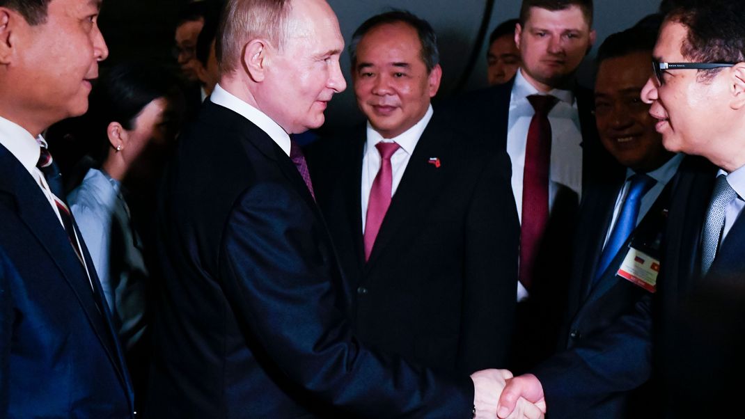 Der russische Präsident Wladimir Putin ist in Vietnams Hauptstadt Hanoi angekommen, wo mehrere Treffen geplant sind.