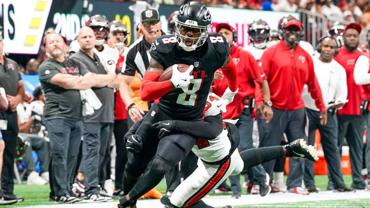 September 7, 2025, Atlanta, Georgia, USA: Atlanta Falcons tight end Kyle Pitts Sr (8) runs with the ball as Tampa Bay Buccaneers linebacker Lavonte David (54) tackles during the game at Mercedes-Be...