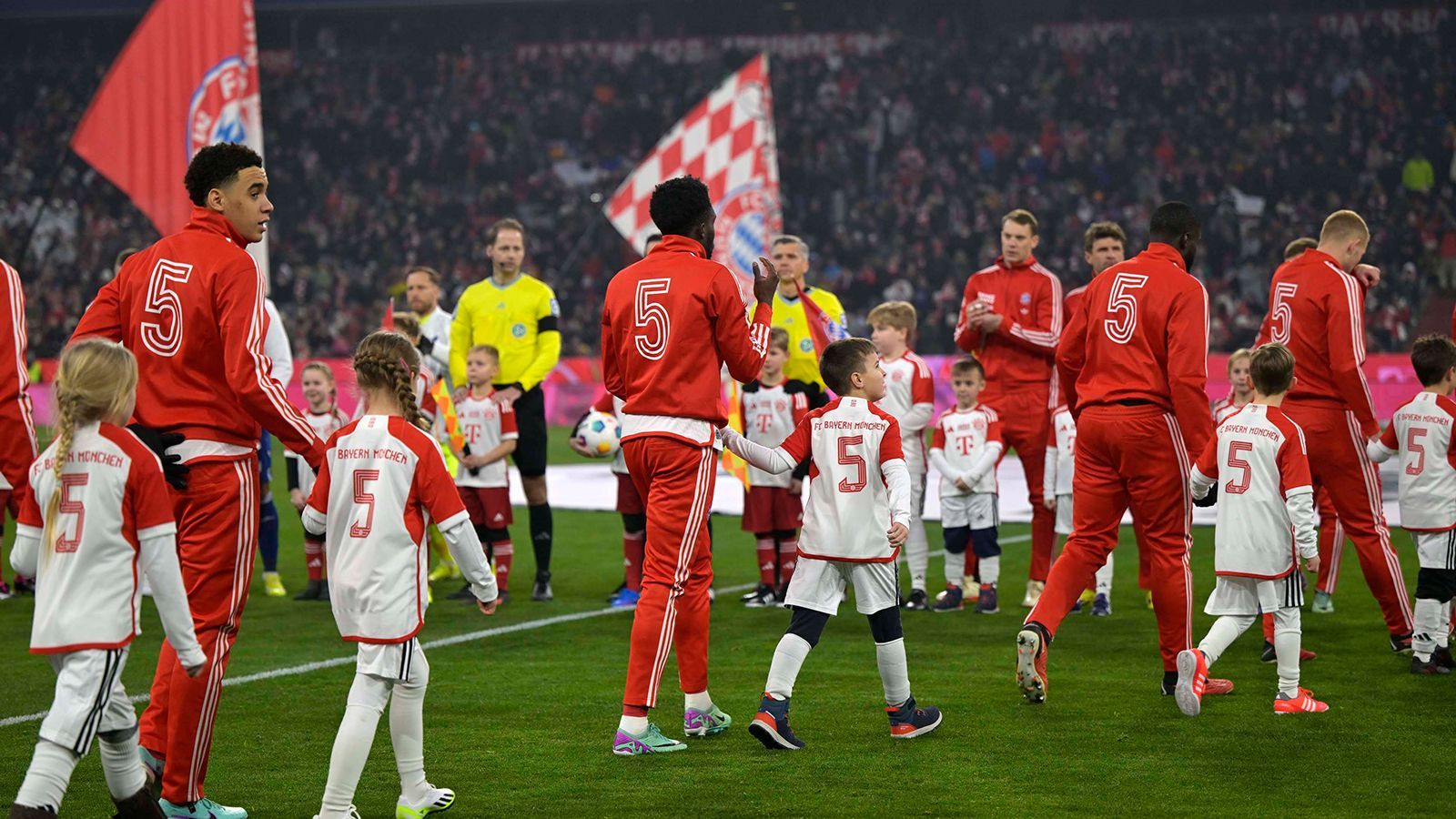 Beim Einlaufen spielten die Stadion-Lautsprecher das von Franz Beckenbauer gesungene Lied: "Gute Freunde kann niemand trennen". 