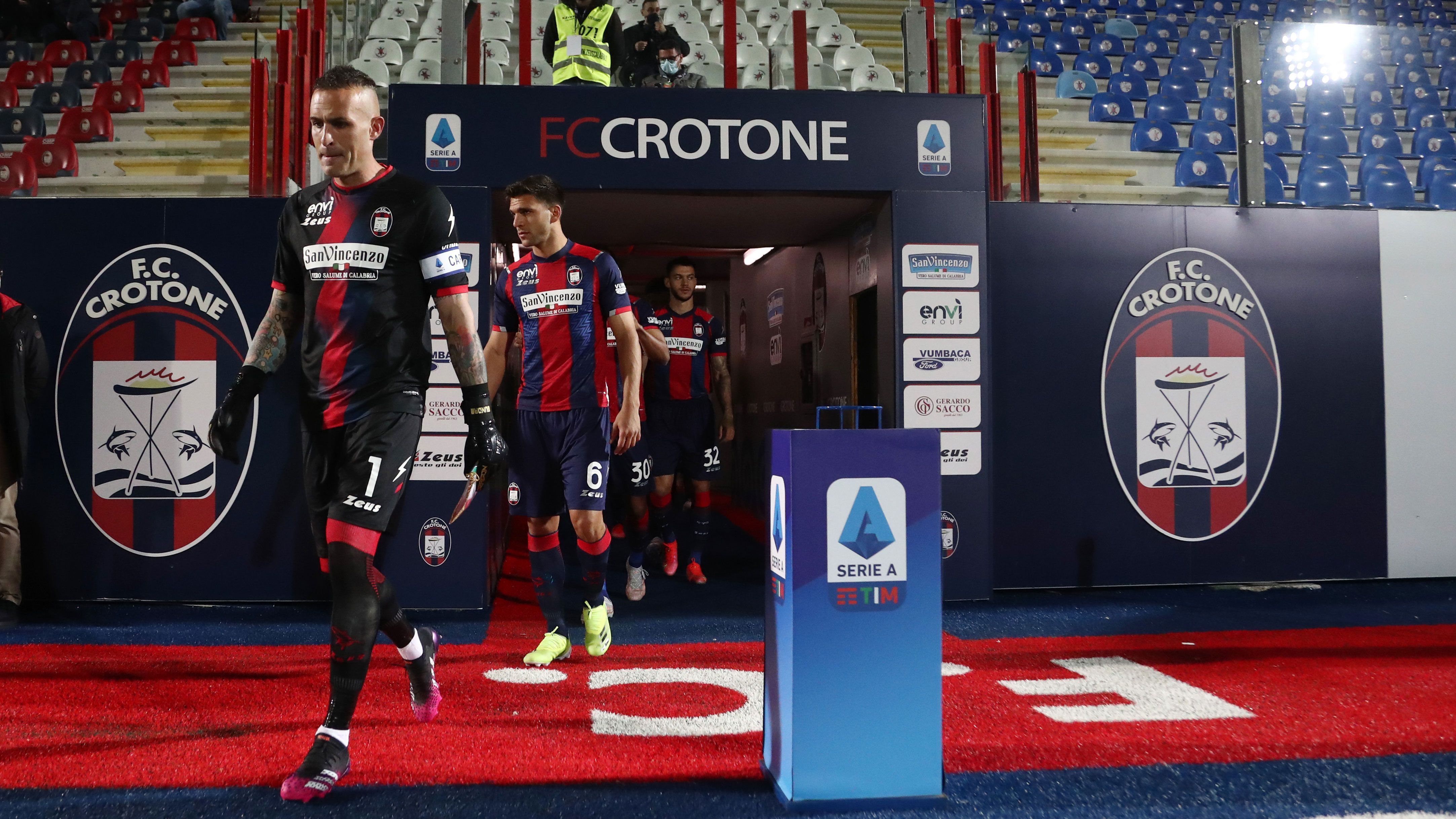 
                <strong>FC Crotone (Italien /Serie A)</strong><br>
                Neben Parma Calcio steht auch der FC Crotone bereits als Absteiger aus der Serie A fest. Das Team von Serse Cosmi hat das Ziel Klassenerhalt nicht erreichen können und muss nach dem einjährigen Gastspiel in der Serie A nun wieder runter in die Serie B.
              