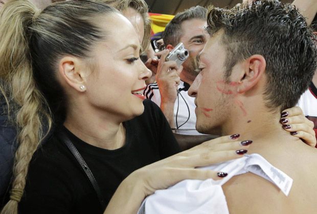 
                <strong>Mesut und seine Mandy</strong><br>
                Und auch Mesut Özil feiert den Titel mit seiner besseren Hälfte - Mandy Capristo.
              