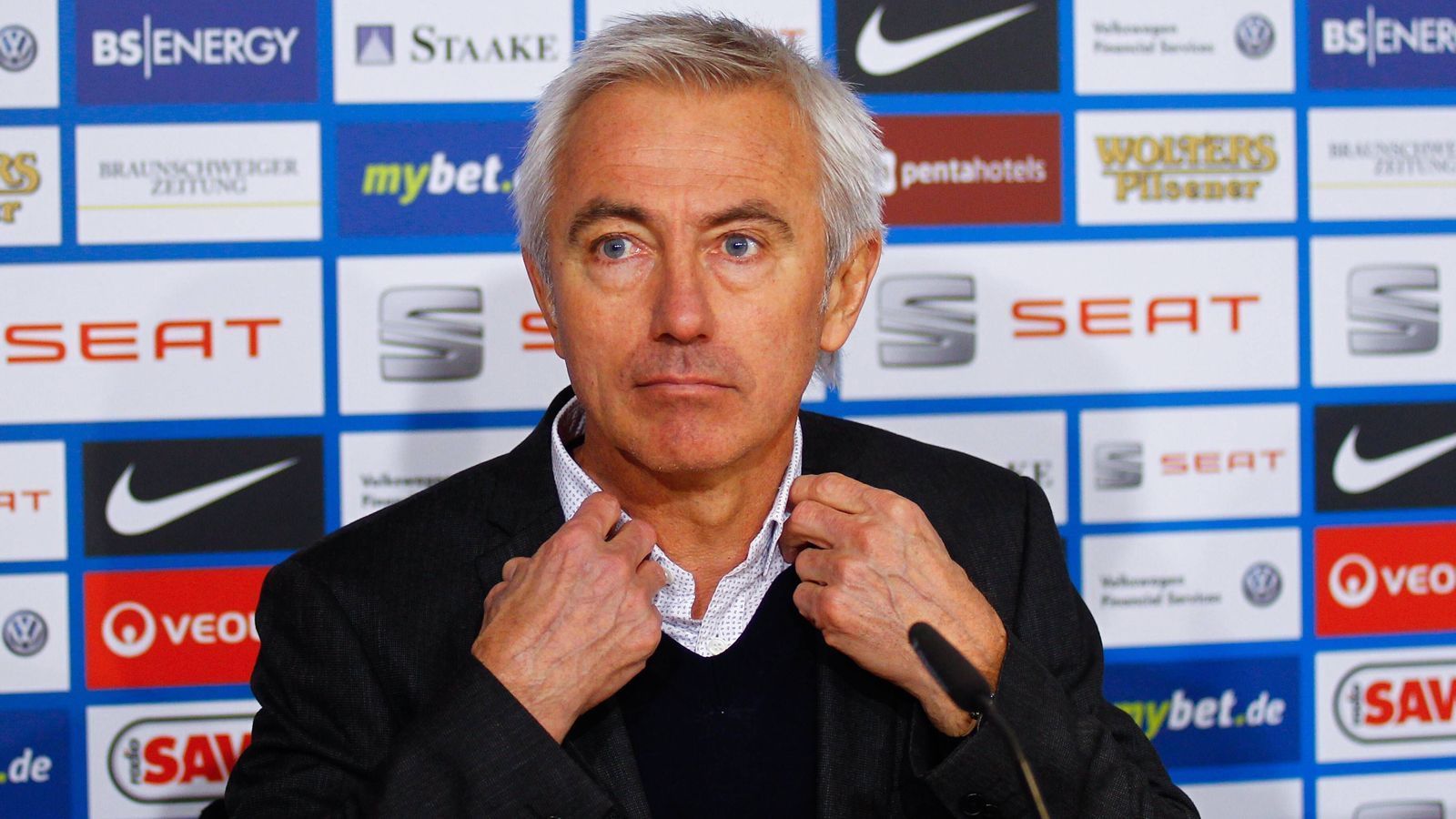 
                <strong>Bert van Marwijk (25.9.2013 bis 15.2.2014)</strong><br>
                Der Holländer führte sein Heimatland 2010 zur Vizeweltmeisterschaft. Doch am HSV biss er sich die Zähne aus. Drei Siege, drei Remis und neun Niederlagen stellten ihm kein gutes Zeugnis aus. Aber er ist wahrlich nicht der einzige renommierte Coach, der in Hamburg scheiterte.
              