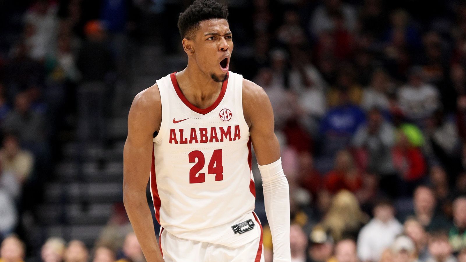 
                <strong>2. Pick: CHARLOTTE HORNETS Brandon Miller (Forward, Alabama, 22. November 2002) </strong><br>
                Stats 22/23: 18,8 Punkte, 8,2 Rebounds, 2,1 Assists, Quoten: 43/38/86 (37 Spiele)Charlotte ist aus den oben genannten Gründen ein Mysterium. Es ist möglich, dass die Hornets diesen Pick nicht behalten, aber sollten sie das tun, lautet mein Tipp Miller statt Scoot Henderson. Meines Erachtens wäre das falsch … aber es würde zu Jordans Draft-Historie passen. Miller ist auf dem Papier der bessere Fit, weil die Hornets schon einen jungen, hochtalentierten Guard in LaMelo Ball haben und einen großen, scorenden Forward brauchen. Miller ist ein guter Werfer mit Gardemaßen, der sich defensiv zurechtfindet und ein starkes Jahr am College hinter sich hat. Er ist allerdings auch etwas älter als viele der anderen Top-Prospects und bringt, gerade in Korbnähe und im Duell mit physischeren Spielern, auch einige Fragezeichen mit. Er wird ein guter NBA-Spieler werden und ist wohl ein recht sicherer Pick - ob er Superstar-Upside mitbringt, ist aber unklar.
              