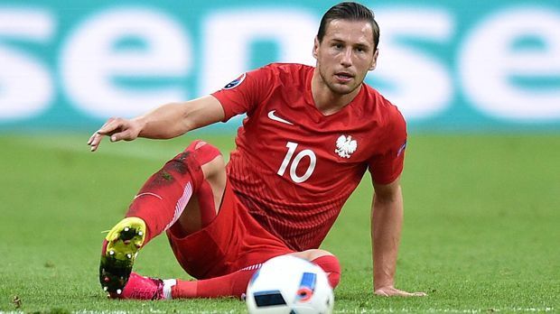 
                <strong>Grzegorz Krychowiak (Polen)</strong><br>
                Grzegorz Krychowiak (Polen): Dass ausgerechnet Grzegorz Krychowiak diese Rangliste anführt, kommt überraschend. Der defensive Mittelfeldspieler der Polen ist, sowohl in der Nationalmannschaft als auch beim FC Sevilla fürs Grobe zuständig, wird aber während der EM-Vorrunde insgesamt elfmal gefoult.
              