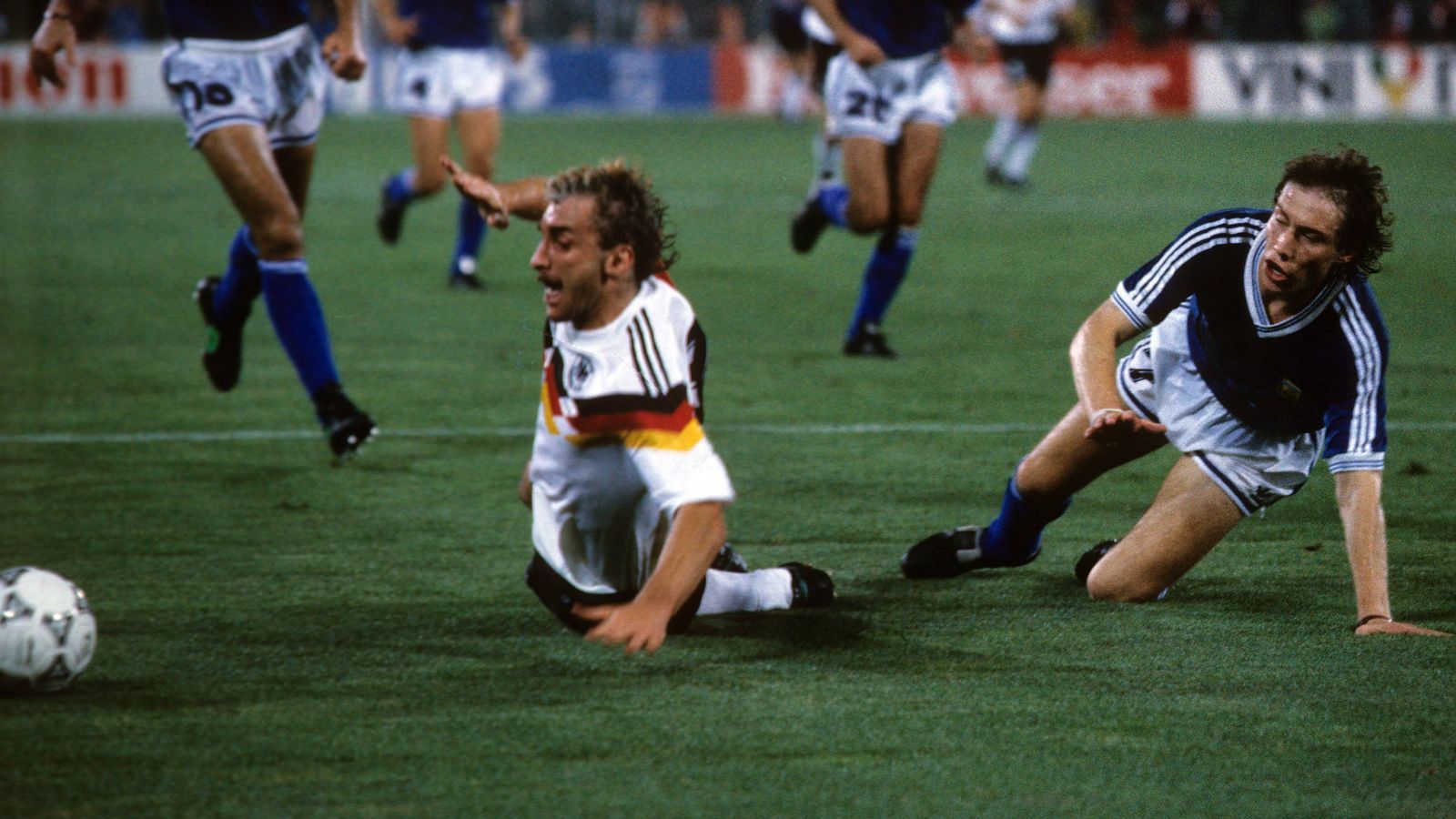 
                <strong>WM-Finale 1990: Argentinien - Deutschland</strong><br>
                Als in der 85. Minute dann Rudi Völler im Strafraum zu Fall kam, war es nicht unbedingt ein klarer Elfmeter. Aber diesmal zeigte Schiedsrichter Mendez auf den Punkt. Vielleicht auch, weil er noch ein schlechtes Gewissen wegen des nicht gegebenen Strafstoßes gegen Klaus Augenthaler hatte?
              