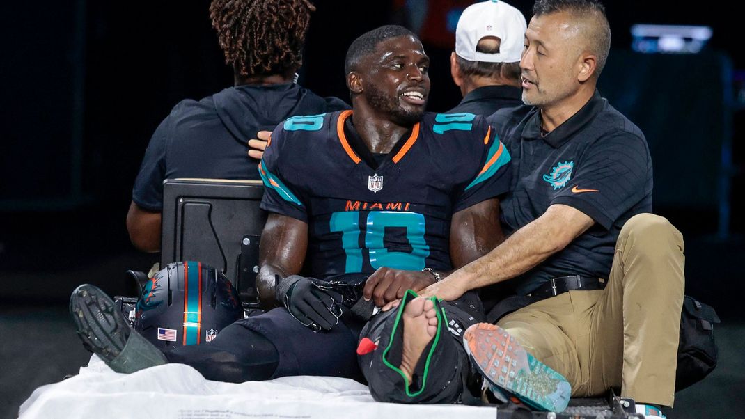 September 29, 2025, Miami Gardens, Florida, USA: Miami Dolphins wide receiver Tyreek Hill 10 is carted off after an injury in the second half of the NFL, American Football Herren, USA game against the New York Jets at Hard Rock Stadium in Miami Gardens, Florida, on Monday, Sept. 29, 2025. Miami Gardens USA - ZUMAm67_ 20250929_zaf_m67_010 Copyright: xAlxDiazx