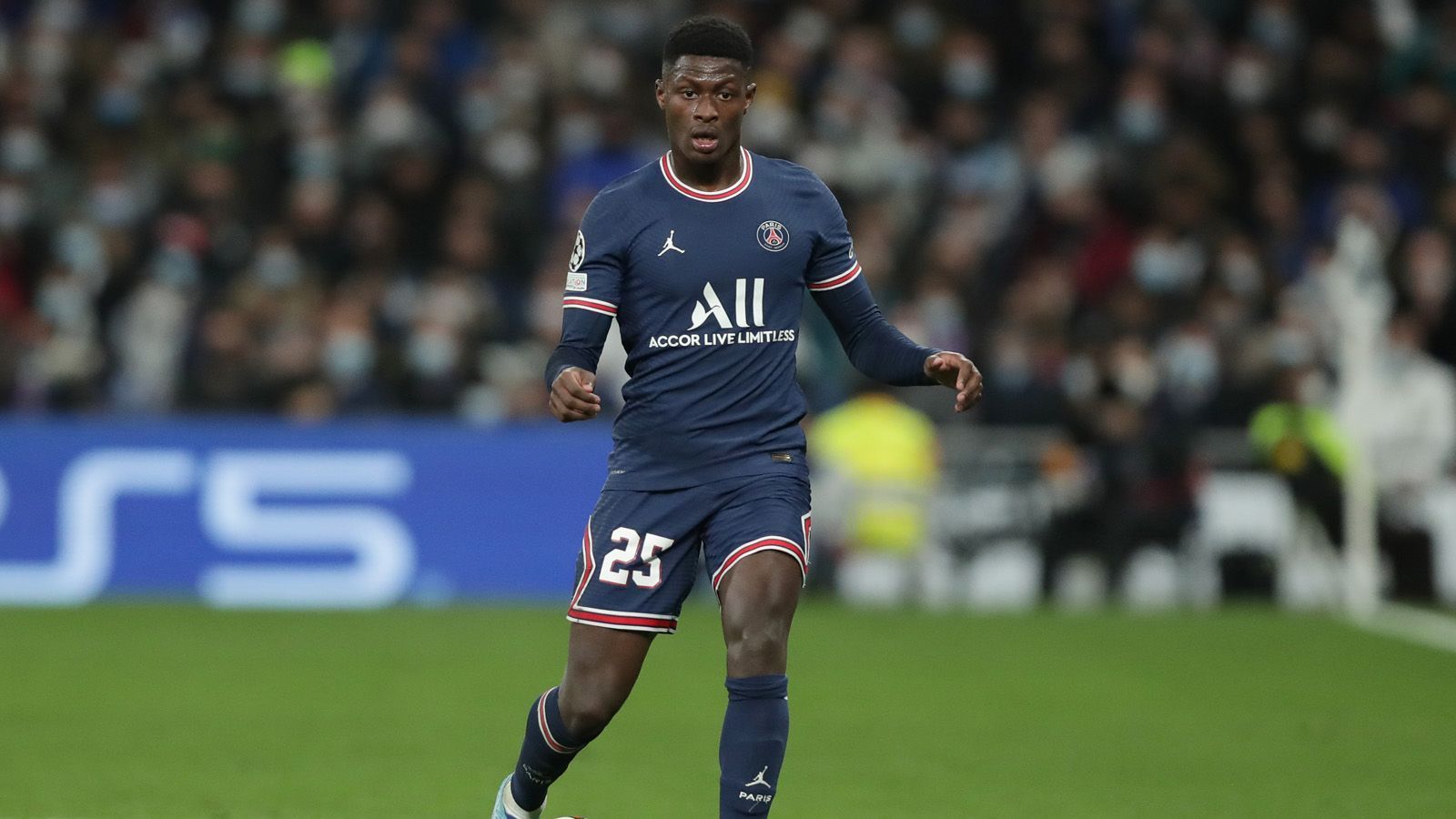 
                <strong>25. Nuno Mendes (Paris St. Germain/ 38 Millionen Euro)</strong><br>
                Nuno Mendes' erste Saison bei PSG war von Verletzungen geprägt. In seinen 32 Saisonspielen allerdings zeigte der Neuzugang von Sporting Lissabon, dass er einer der besten Linksverteidiger der Welt ist. Dass er dabei auch noch ein hervorragender Vorlagengeber ist, erklärt seine Marktwert-Explosion von 40 auf 65 Millionen Euro innerhalb eines Jahres. ran-Note: 2
              