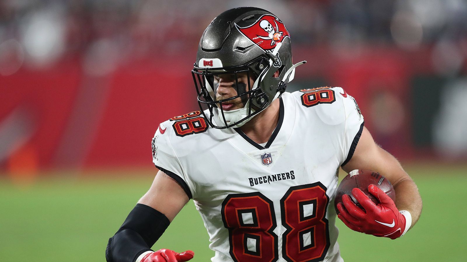 
                <strong>30. Platz: Tampa Bay Buccaneers</strong><br>
                &#x2022; Starter: Cade Otton<br>&#x2022; Backups: Ko Kieft, Payne Durham<br>In seiner ersten NFL-Saison münzte Cade Otton 42 Catches in 391 Yards Raumgewinn um. Der Youngster etablierte sich schnell als fangsichere Anspielstation über die kurzen und mittleren Distanzen. Unterstützt wird Otton durch Ko Kieft, der besonders durch seine Fähigkeiten als Laufblocker auffiel, und Payne Durham, einen diesjährigen Fünftrunden-Pick, der in den letzten zwei Jahren bei Purdue insgesamt knapp 1.000 Receiving Yards verbuchte. 
              