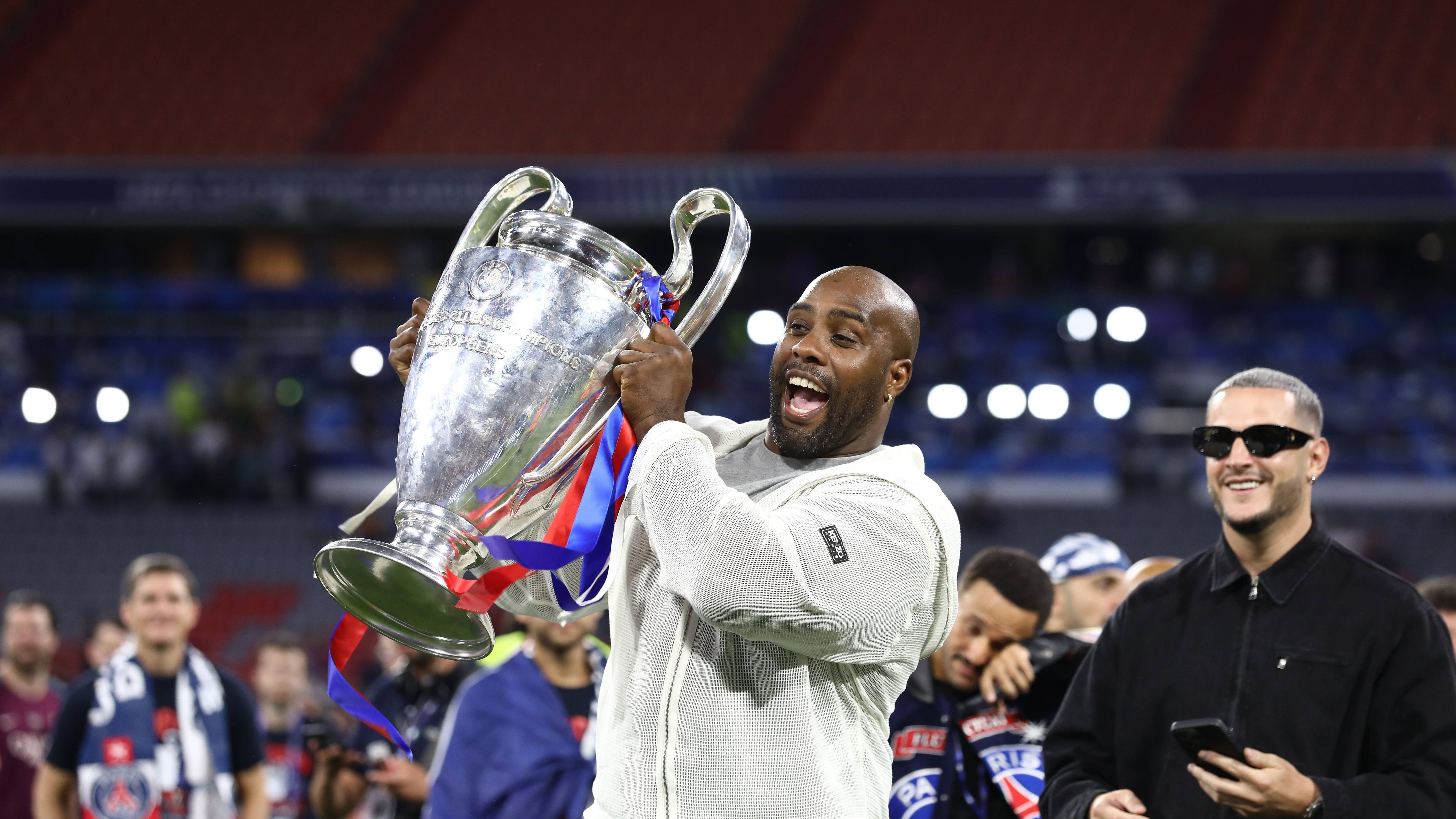 <strong>Teddy Riner</strong><br>Mit ihm hätte PSG Inter wohl noch leichter ausgehebelt: Teddy Riner, Frankreichs fünfmaliger Olympiasieger im Judo, durfte sogar selbst den Henkelpott stemmen. Ob sich niemand aus dem Team getraut hat, es ihm zu untersagen?