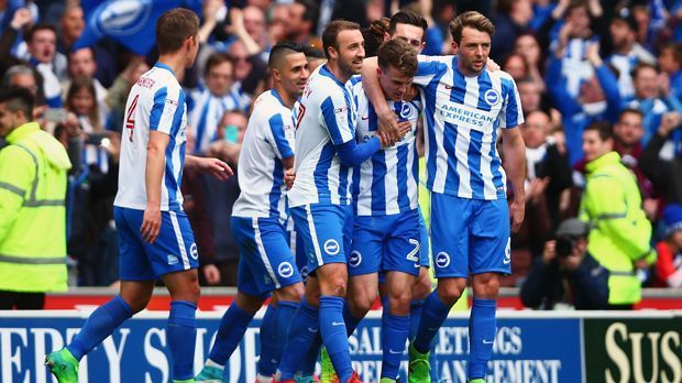 
                <strong>England: Brighton & Hove Albion</strong><br>
                Die "Seagulls" haben es geschafft! Brighton sichert sich am 43. Spieltag durch einen 2:1-Sieg über Wigan den vorzeitigen und erstmaligen Aufstieg in die Premier League. Mittendrin bei den Aufstiegs-Feierlichkeiten ist ein Deutscher: Uwe Hünemeier. Der frühere Paderborner Abwehrspieler steht seit 2015 bei Brighton unter Vertrag, kommt in der Aufstiegssaison ab dem 36. Spieltag regelmäßig zu Einsätzen. Davor ist der 31-Jährige längere Zeit verletzt. Trainer des Aufsteigers ist der 58-jährige Ire Chris Hughton.
              