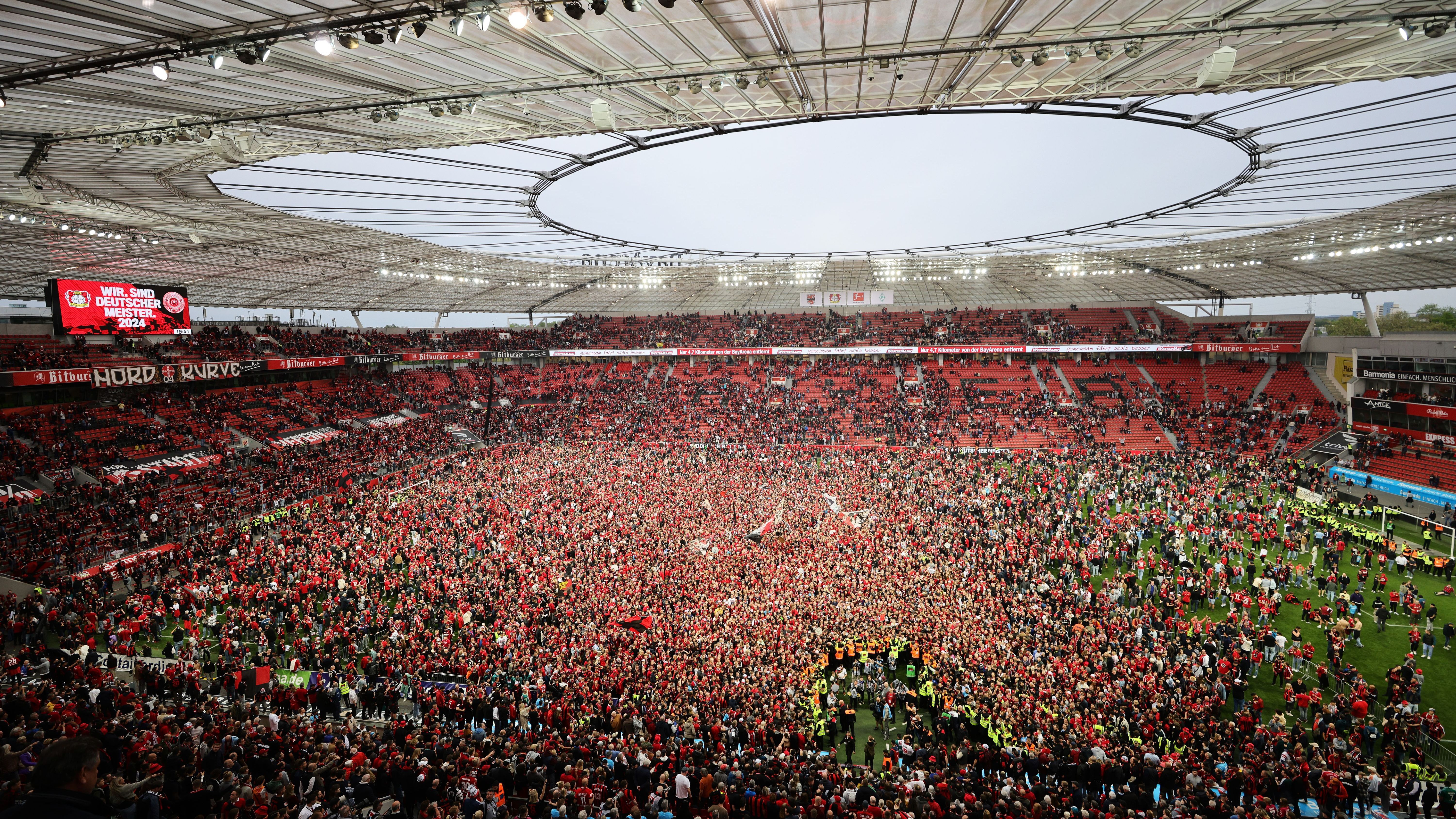 <strong>Bayer Leverkusen: Die besten Bilder der Meisterfeier</strong><br>Als um 19.21 Uhr Schiedsrichter Harm Osmers abpfeift, gibt es in der BayArena kein Halten mehr. Binnen kürzester Zeit war die Spielfläche geflutet mit Fans.