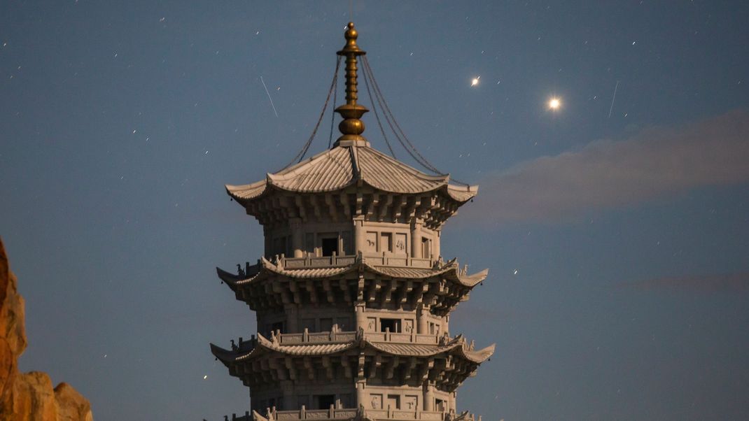 Die Planeten Jupiter und Venus sind am Himmel über dem Kreis Jiayin in der nordostchinesischen Provinz Heilongjiang zu sehen