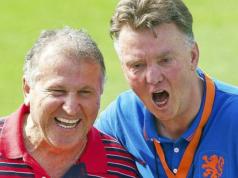 
                <strong>Van Gaal: Meistertaktiker statt Auslauf-Modell</strong><br>
                "Mein Sternzeichen ist Löwe, und das ist der Chef der Tiere", sagte van Gaal einst. Und genau so gibt sich der Trainer-Fuchs auch in der Öffentlichkeit. Herrisch, autoritär und mitunter auch jähzornig. Allerdings hat er dabei auch immer ein offenes Ohr für seine Spieler.
              