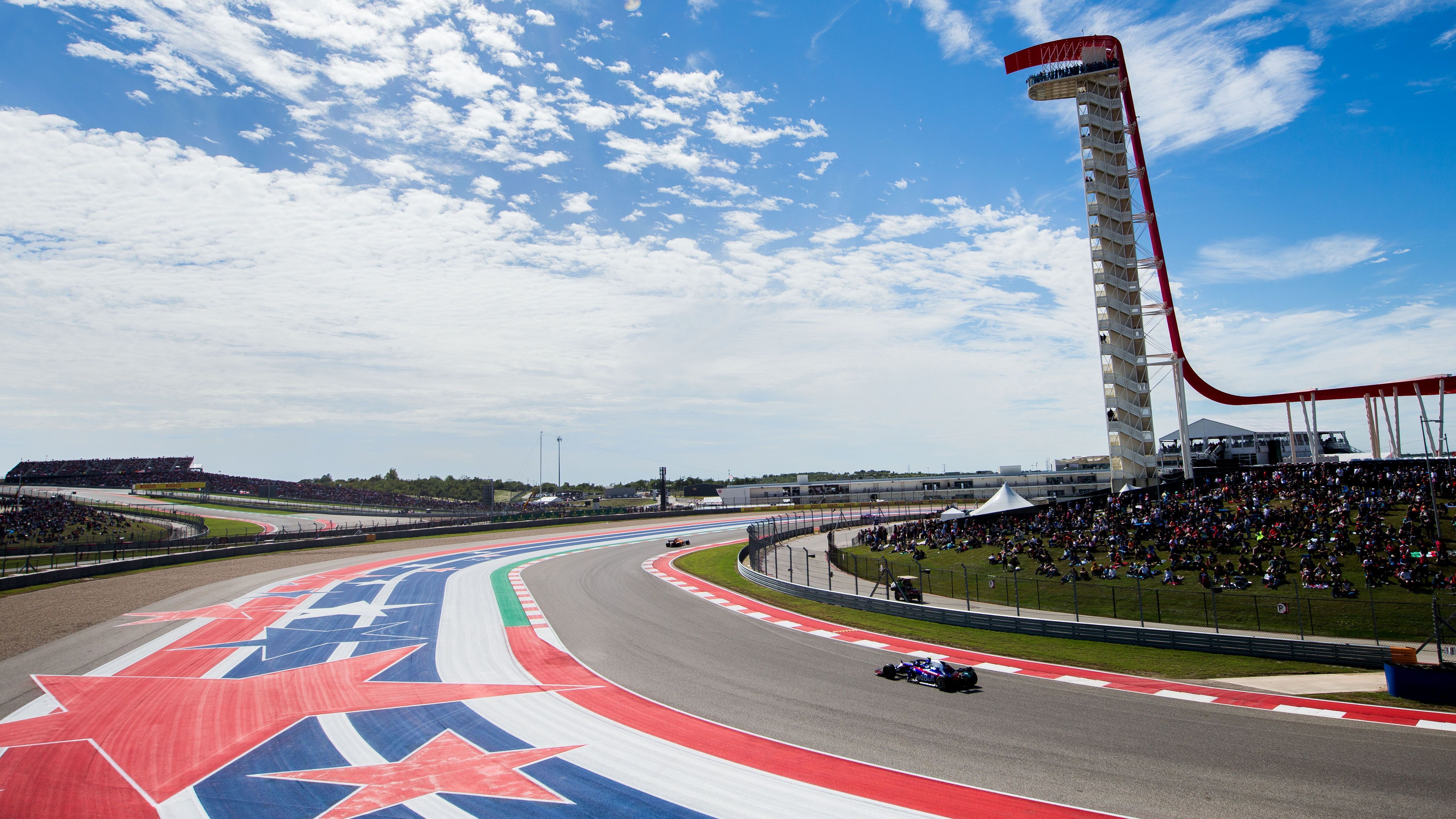 
                <strong>Circuit of The Americas Austin, USA  </strong><br>
                Die USA ist seit 2012 zurück im Formel 1-Kalender: Austin, Texas, ist seither Vertreter des US-Grand Prix, der zuvor in Indianapolis stattfand. Eine beeindruckende Bilanz kann Hamilton auch hier vorweisen: Fünf der bislang sieben ausgetragenen Rennen gewann der Brite auf dem 5,516 Kilometer langen Kurs durch Texas.
              