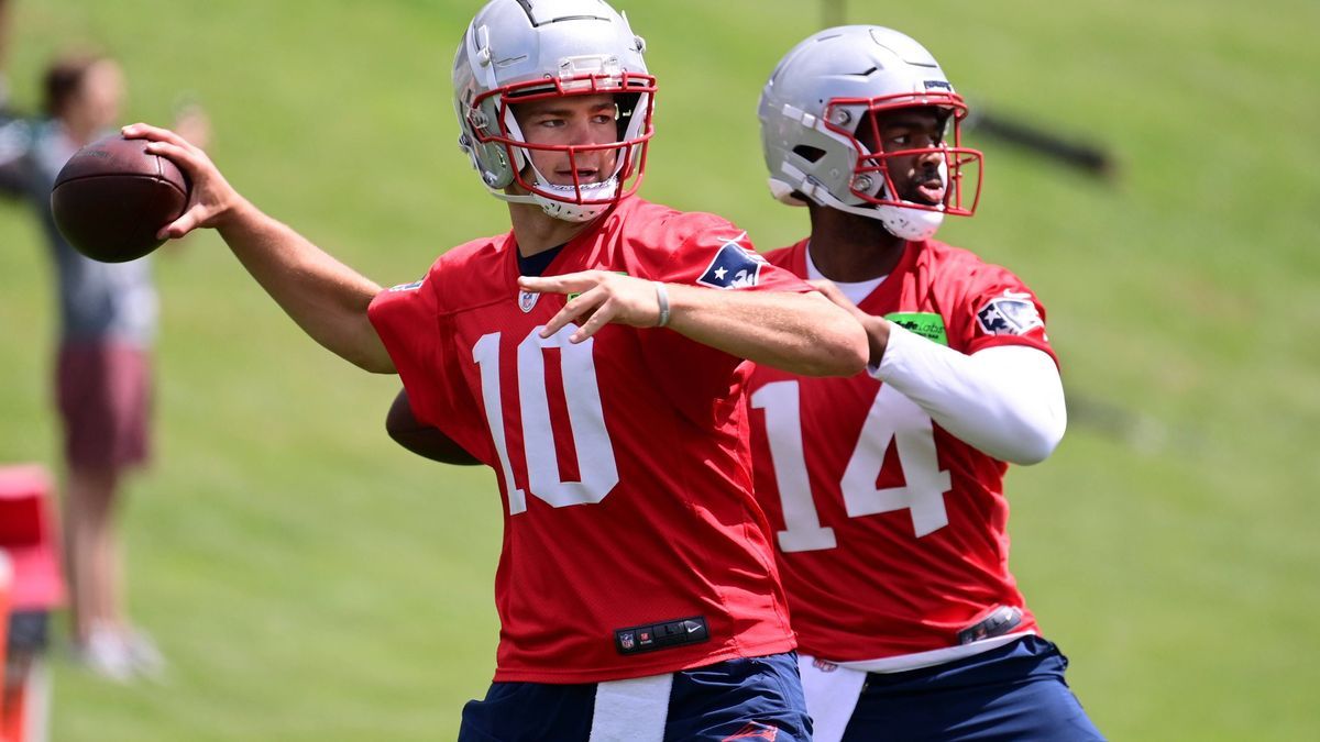 NFL, American Football Herren, USA New England Patriots Minicamp Jun 12, 2024; Foxborough, MA, USA; New England Patriots quarterback Drake Maye (10) and quarterback Jacob y Brissett (14) throw pass...