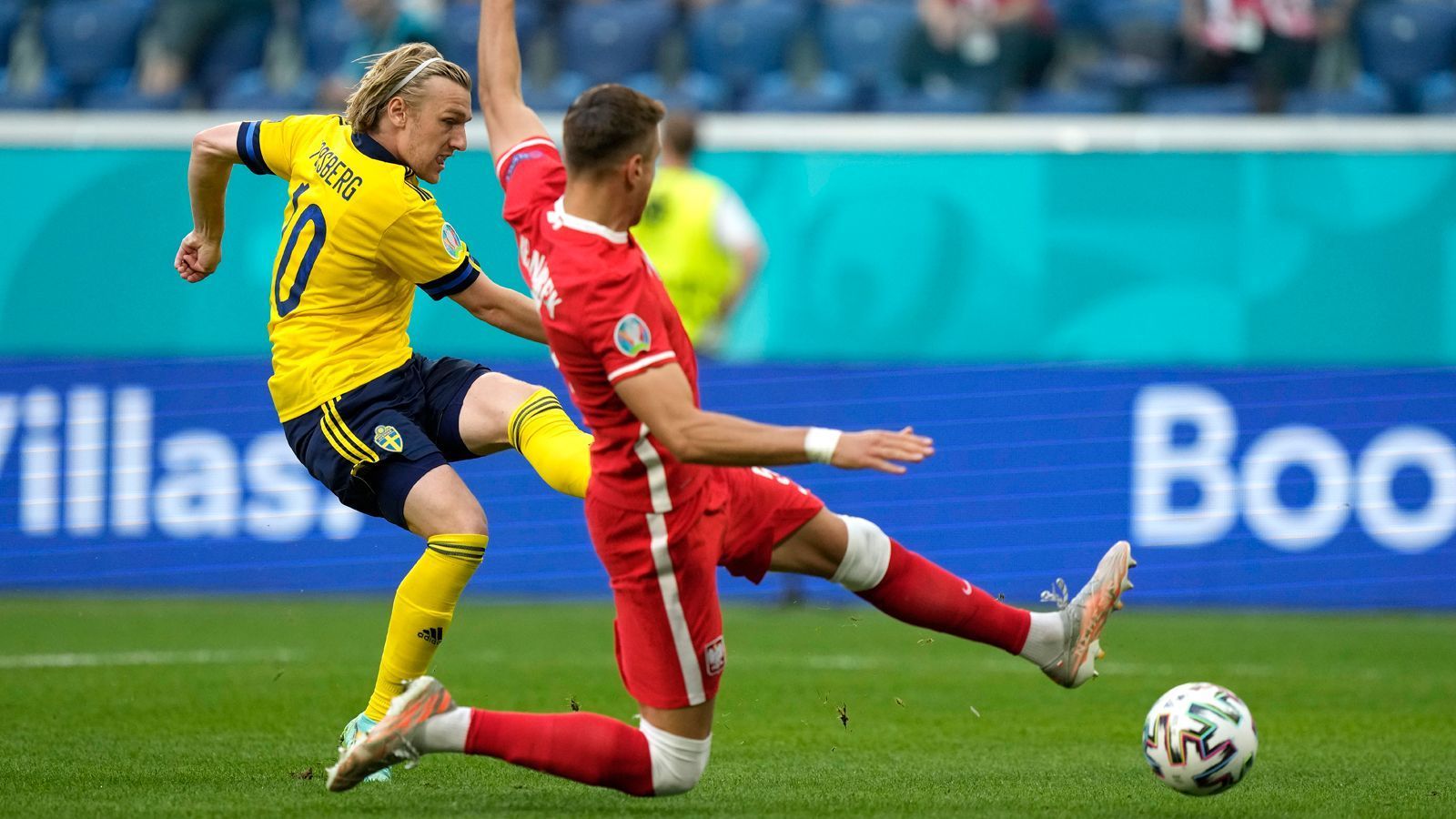 
                <strong>Blitzführung durch Forsberg</strong><br>
                Deutlich besser lief es für die Schweden. Leipzig-Star Emil Forsberg (li.) brachte sein Team gegen Polen früh in Führung, ... 
              