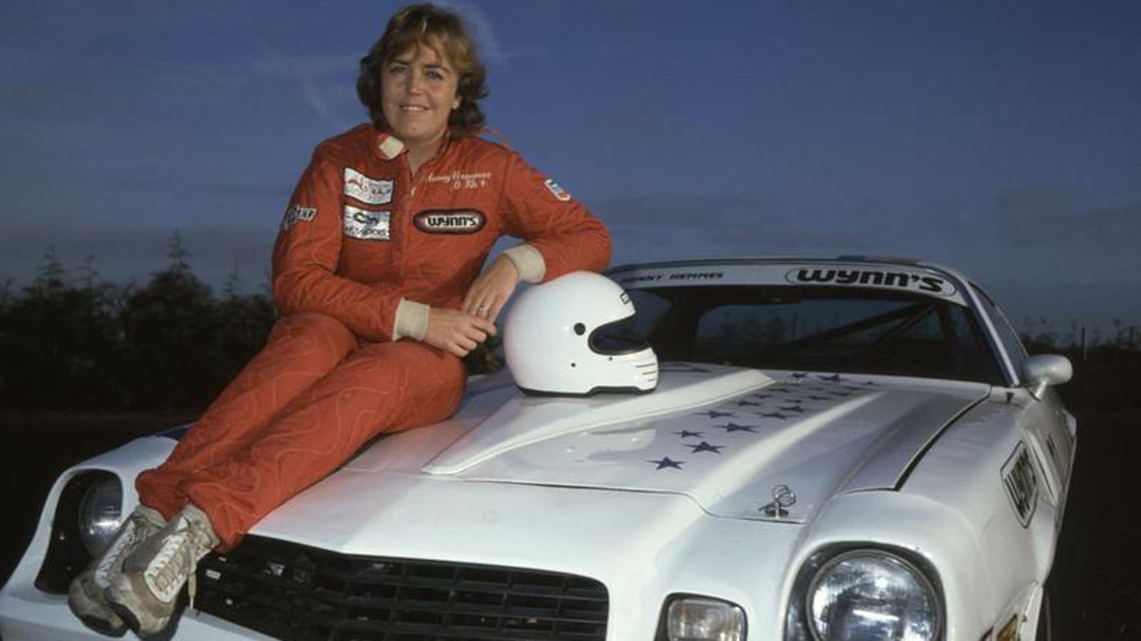 
                <strong>Henny Hemmes (DTM-Saisons 1984-1985, 2 Rennen)</strong><br>
                Henny Hemmes ging 1984 und 1985 bei jeweils einem DTM-Rennen an den Start, beide Male im Camaro. 1984 fiel die Niederländerin beim vorletzten Saisonlauf nach 13 Runden aus, 1985 belegte sie im Saisonfinale nach technischen Problemen den 22. Platz. Letzteres Rennen war auch das dritte für Beate Nodes und damit das erste mit zwei Frauen in der Startaufstellung.
              