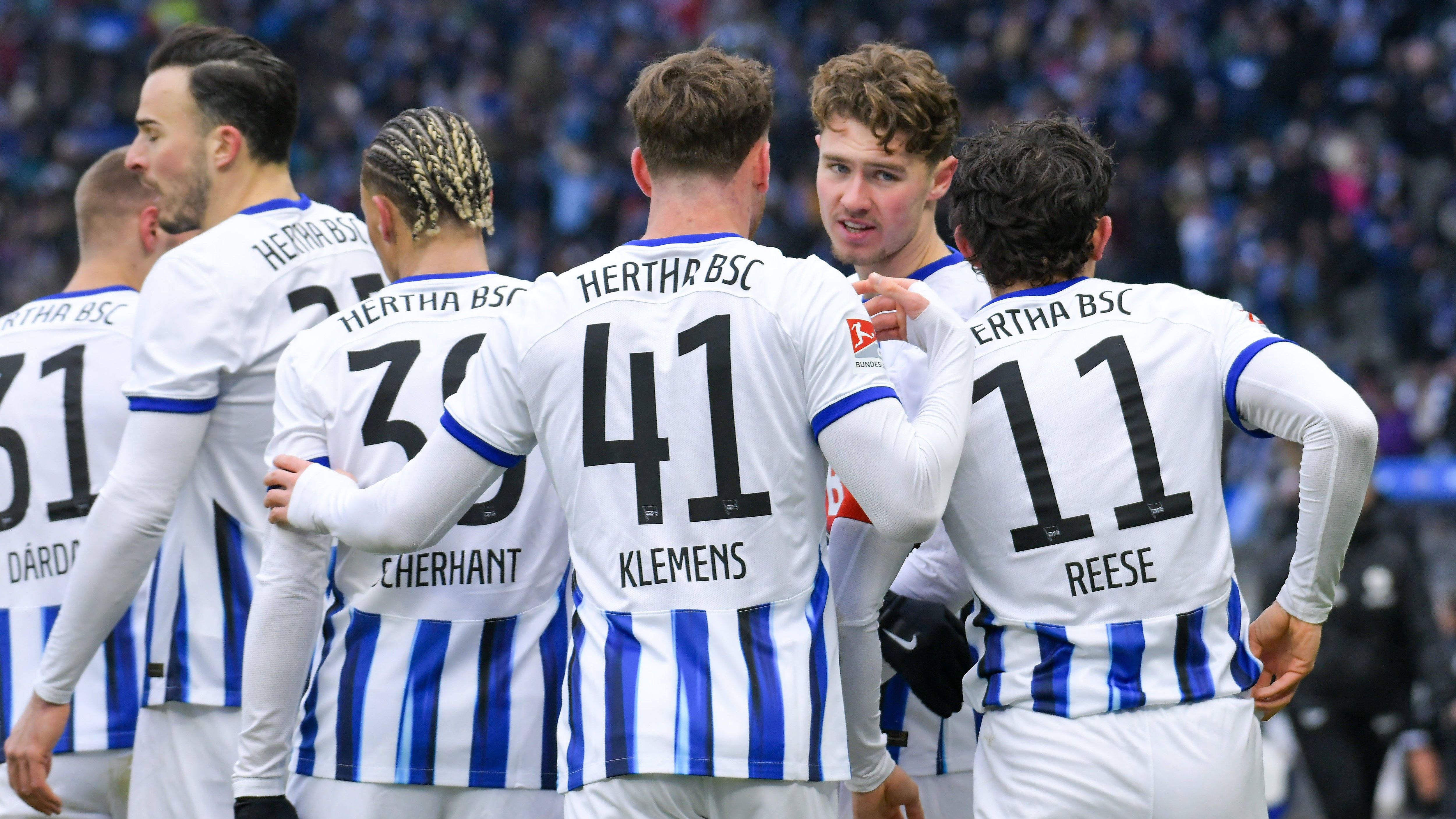 <strong>Hertha BSC - Hamburger SV</strong><br>Diesmal geht es ins Olympiastadion, wo sich die "Alte Dame" am vergangenen Wochenende beim 5:1 gegen Elversberg warmgeschossen hat. Der HSV wird sich an der Aufholjagd im Hamburg-Derby orientieren und daran, dass man in der Liga sieben Punkte mehr auf dem Konto hat. <strong><em>ran</em>-Prognose:</strong> Ein Spiel, das irgendwie nach Elfmeterschießen schreit. Da wird sich der HSV dann durchsetzen.