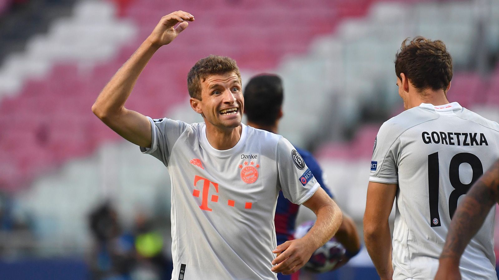 
                <strong>Thomas Müller</strong><br>
                Ist mit seinem 113. Champions-League-Spiel alleiniger Rekordhalter in Deutschland. Von Beginn an bissig, erobert Bälle im Mittelfeld und kann schon in der 4. Minute das erste Mal jubeln, als er nach Doppelpass mit Lewandowski sein 3. CL-Tor der Saison erzielt. In der 31. Minute mit dem 4. CL-Saisontreffer. Diesmal verwandelt Müller aus kurzer Distanz eine scharfe Kimmich-Flanke von rechts zum 4:1. Glänzt auch als Vorbereiter mit der Hacke in den Lauf von Goretzka, doch der kann die Chance nicht nutzen. In der zweiten Hälfte nicht mehr ganz so auffällig. Aber wegen seines Doppelpacks ran-Note: 1
              