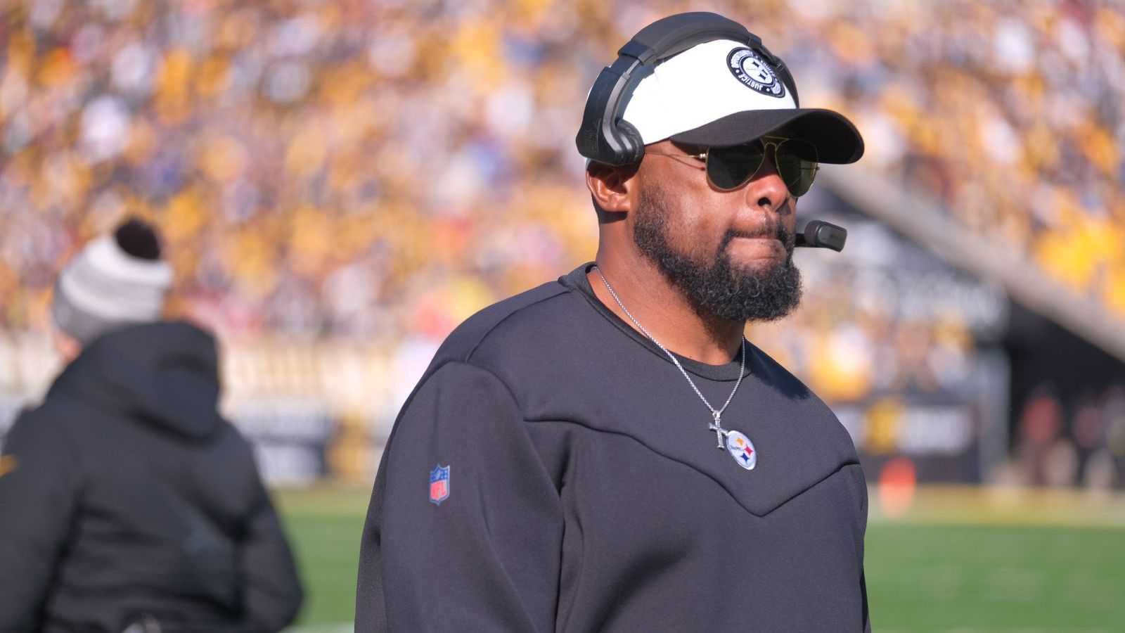 
                <strong>Platz 4: Mike Tomlin (Pittsburgh Steelers)</strong><br>
                Warum Mike Tomlin in diesem Ranking auf Platz vier landet, ist schnell erklärt. Obwohl das Talent-Niveau des Kaders in seiner Amtszeit bei den Pittsburgh Steelers teilweise stark schwankte, hat der 51-Jährige in 16 Jahren noch nicht ein einziges Mal mehr Spiele verloren als gewonnen. Sogar in der abgelaufenen Spielzeit fuhr Pittsburgh neun Siege ein, obwohl mit Kenny Pickett ein Rookie auf der Quarterback-Position spielte, der eher durchschnittliche Leistungen lieferte und T.J. Watt, Superstar der Defensive, sieben Spiele wegen einer Schulterverletzung verpasste. Ein Meisterstück von Tomlin, der wahrscheinlich eines Tages in die Hall of Fame spazieren wird.
              