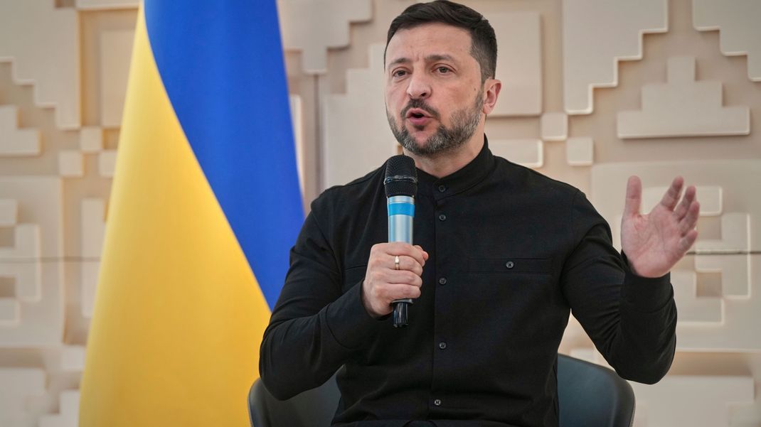 Der ukrainische Präsident Wolodymyr Selenskyj denkt, Russland bereitet eine neue Offensive vor.