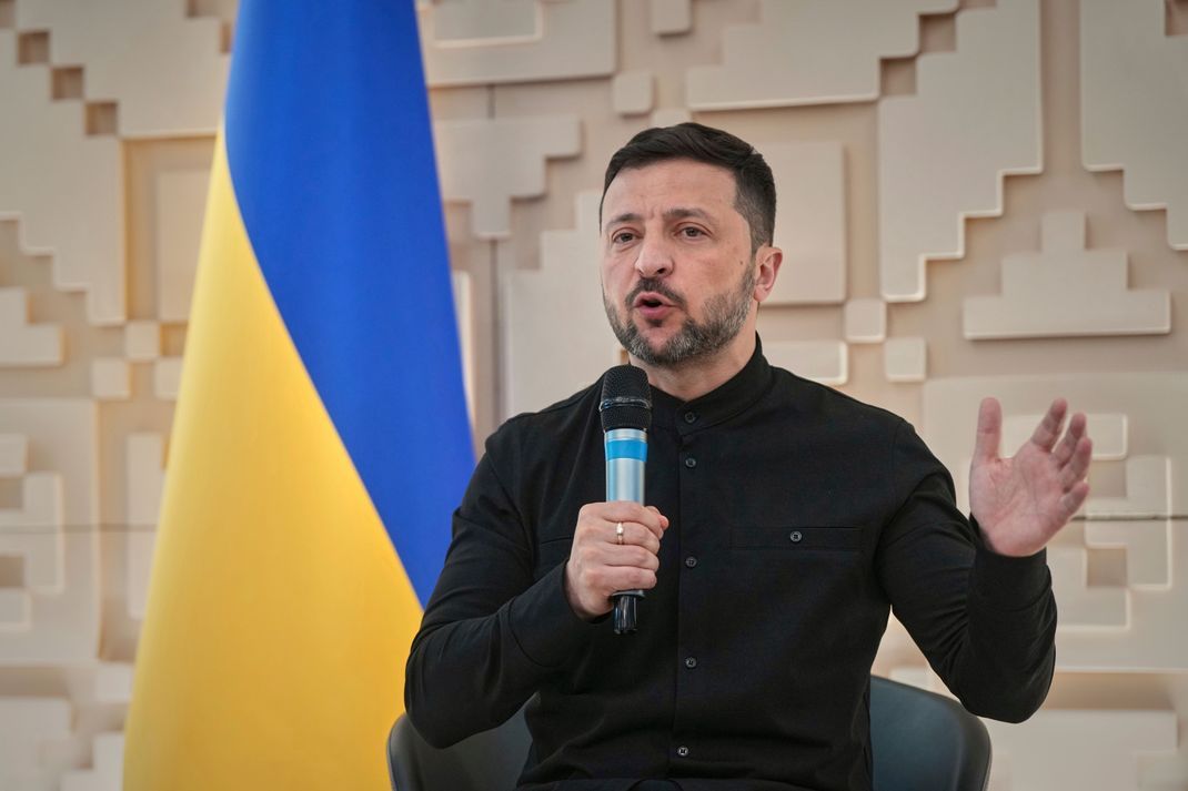 Ukraines Präsident Wolodymyr Selenskyj spricht mit Journalisten in der ukrainischen Botschaft in Ankara. 