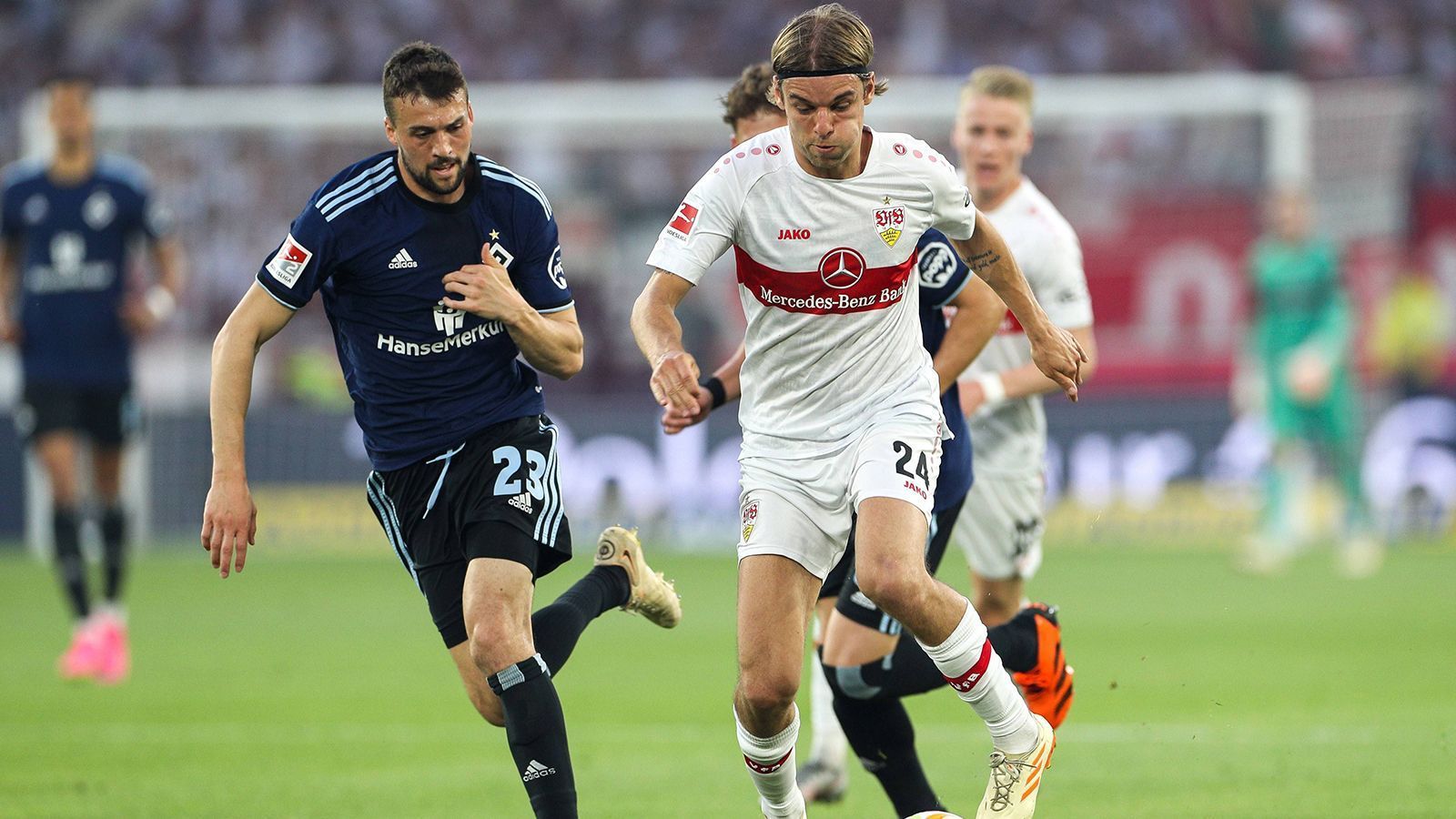 
                <strong>Jonas Meffert (Hamburger SV)</strong><br>
                Kommt im Mittelfeld nicht in die Zweikämpfe oder viel zu oft zu spät. Kann dem Stuttgarter Drang zum HSV-Tor nicht genug entgegensetzen, dem VfB gehört in der ersten Halbzeit das Mittelfeld, weil Meffert und Co. oft das Nachsehen haben. Das wird in Halbzeit zwei kaum besser. ran-Note: 5
              