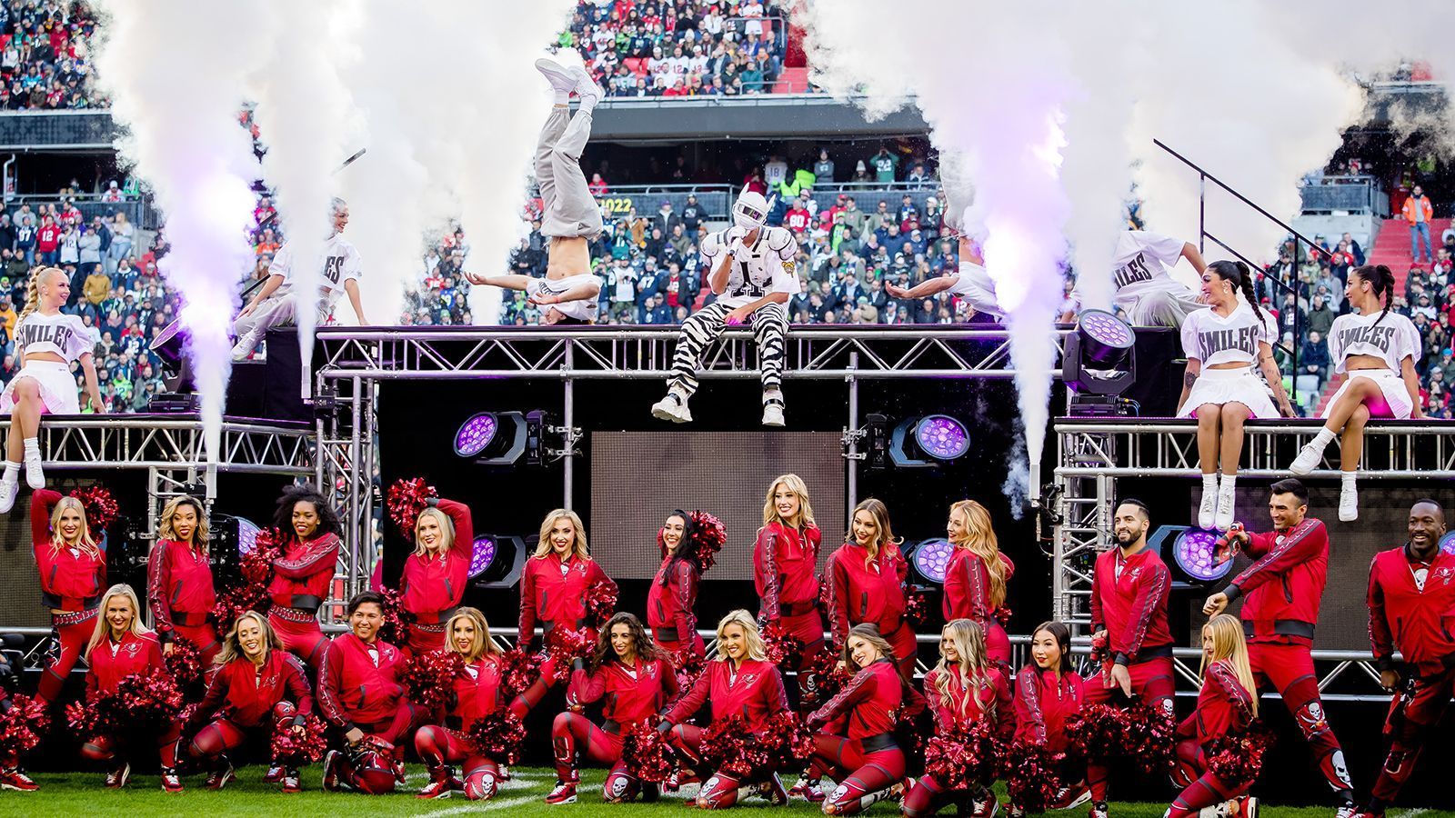 
                <strong>Cro in der Allianz Arena</strong><br>
                Mit Unterstützung der Buccaneers-Cheerleader perfomte Cro unter anderem seinen ersten Hit-Song "Easy". 
              