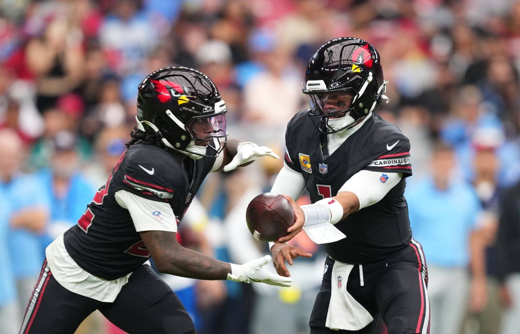 Tiefer Absturz im Spiel: Kyler Murray (r.) &amp; die Cardinals müssen ihre Wunden lecken