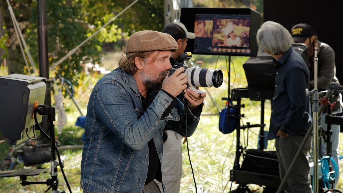 Starfotograf Brian Bowen Smith lichtet die Kandidatinnen in einem märchenhaften Set ab.