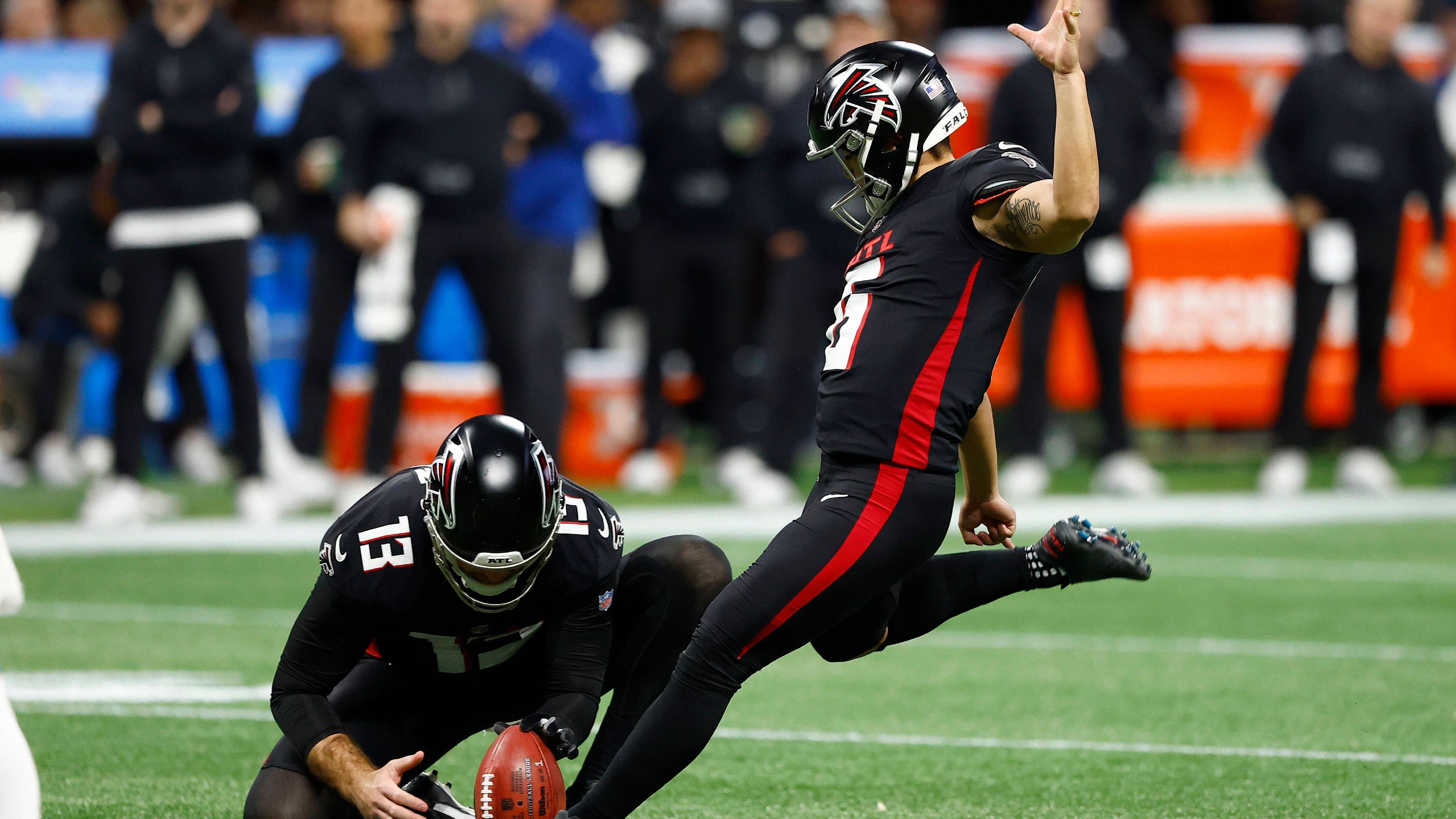 <strong>Platz 17: Atlanta Falcons</strong><br>Sowohl die Kicker als auch die Punter der Atlanta Falcons zeigen gute Leistungen. Die Verteidigungsarbeit ist hingegen Mittelmaß, wobei sie den Punt deutlich besser als den Kickoff verteidigt bekommen. Die Returner finden sich eher im unteren Drittel der Liga wieder.