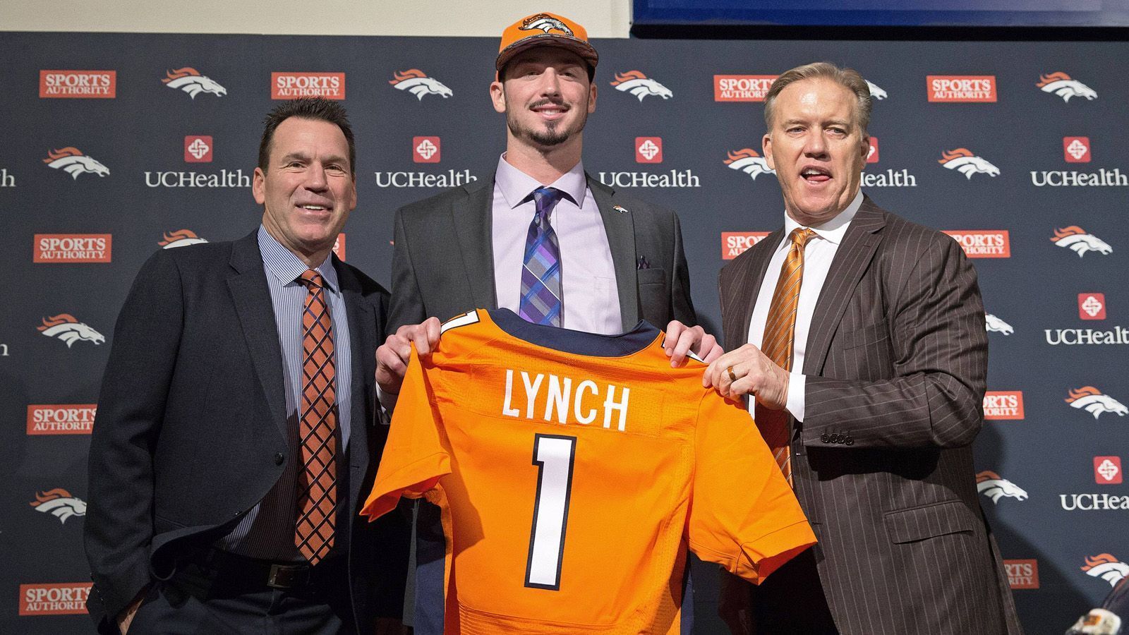 
                <strong>Hohe Erwartungen im Draft</strong><br>
                Und so kam es auch. Die Denver Broncos tradeten im Draft sogar noch mit den Seattle Seahawks nach oben und wählten mit dem 26. Pick Paxton Lynch aus. Nach Jared Goff und Carson Wentz, die als erster und zweiter Pick vom Board genommen wurden, war Lynch der dritte Quarterback im Draft. Bei den Broncos sollte er auf lange Sicht wohl Nachfolger von Peyton Manning werden, musste sich aber zunächst noch hinter Trevor Siemian anstellen. 
              