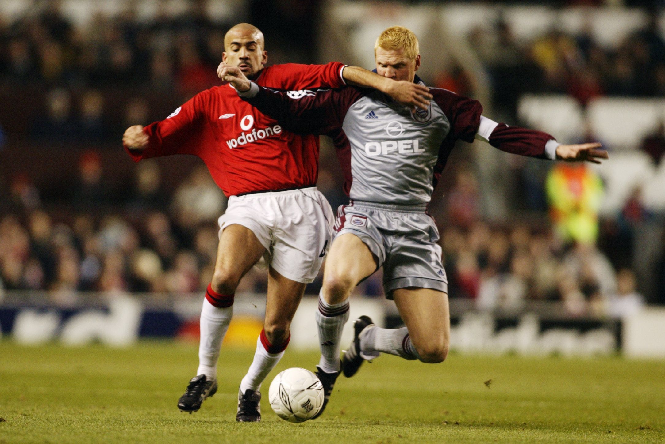 
                <strong>ManUtd - FC Bayern: 0:0 (2001/02, 2. Gruppenphase, Rückspiel)</strong><br>
                Auch das zweite Aufeinandertreffen der Saison 2001/02 ist heiß umkämpft. Die Teams von Juan Sebastian Veron und Stefan Effenberg beackern sich auf jedem Quadratmeter des Platzes und trennen sich 0:0. Erst nach vielen Jahren ... 
              