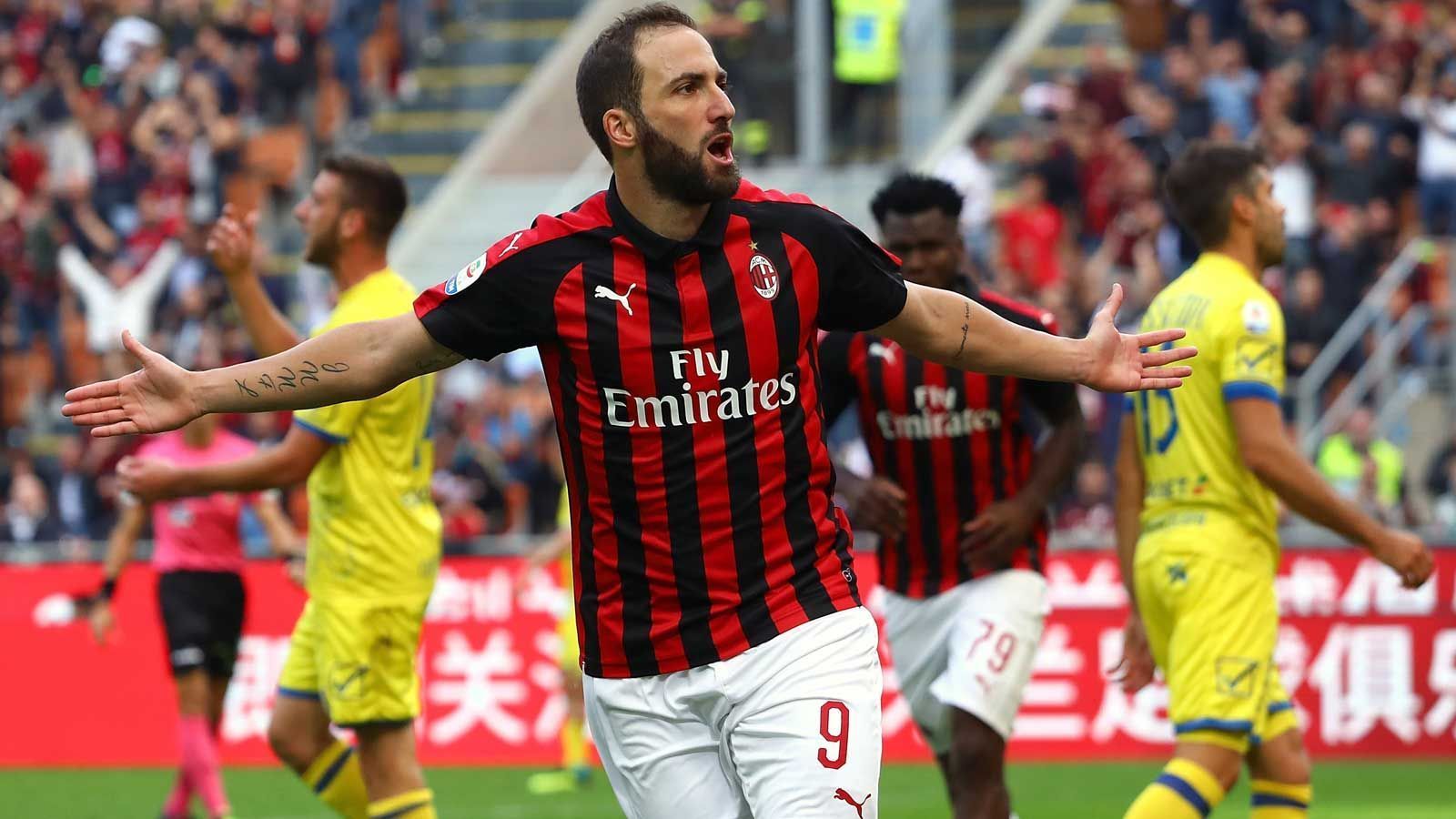 
                <strong>Angriff - Gonzalo Higuain (AC Milan)</strong><br>
                Wie für Balde, so wäre das Mailänder Derby auch für den Star auf der anderen Seite, Gonzalo Higuain, ein guter Moment, um die Fans jubeln zu lassen. Anders als Inters Leihspieler hat der Argentinier aber schon seine Treffsicherheit für den AC Milan unter Beweis gestellt. Der 30-Jährige, für ein Jahr mit Kaufoption von Meister Juventus Turin ausgeliehen, traf in seinen bisherigen fünf Ligaeinsätzen vier Mal für die "Rossoneri" und zudem auch noch zwei Mal in zwei Spielen der Europa-League-Gruppenphase. Trotzdem liegt das Team von Milan-Ikone Gennaro Gattuso mit zwölf Punkten nach sieben Spielen einen durchwachsenen Saisonstart hin und liegt nur im Mittelfeld der Serie A.
              